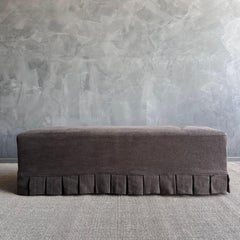 Banco cubierto de deslizamiento en 100% lino puro con detalle de falda plisada