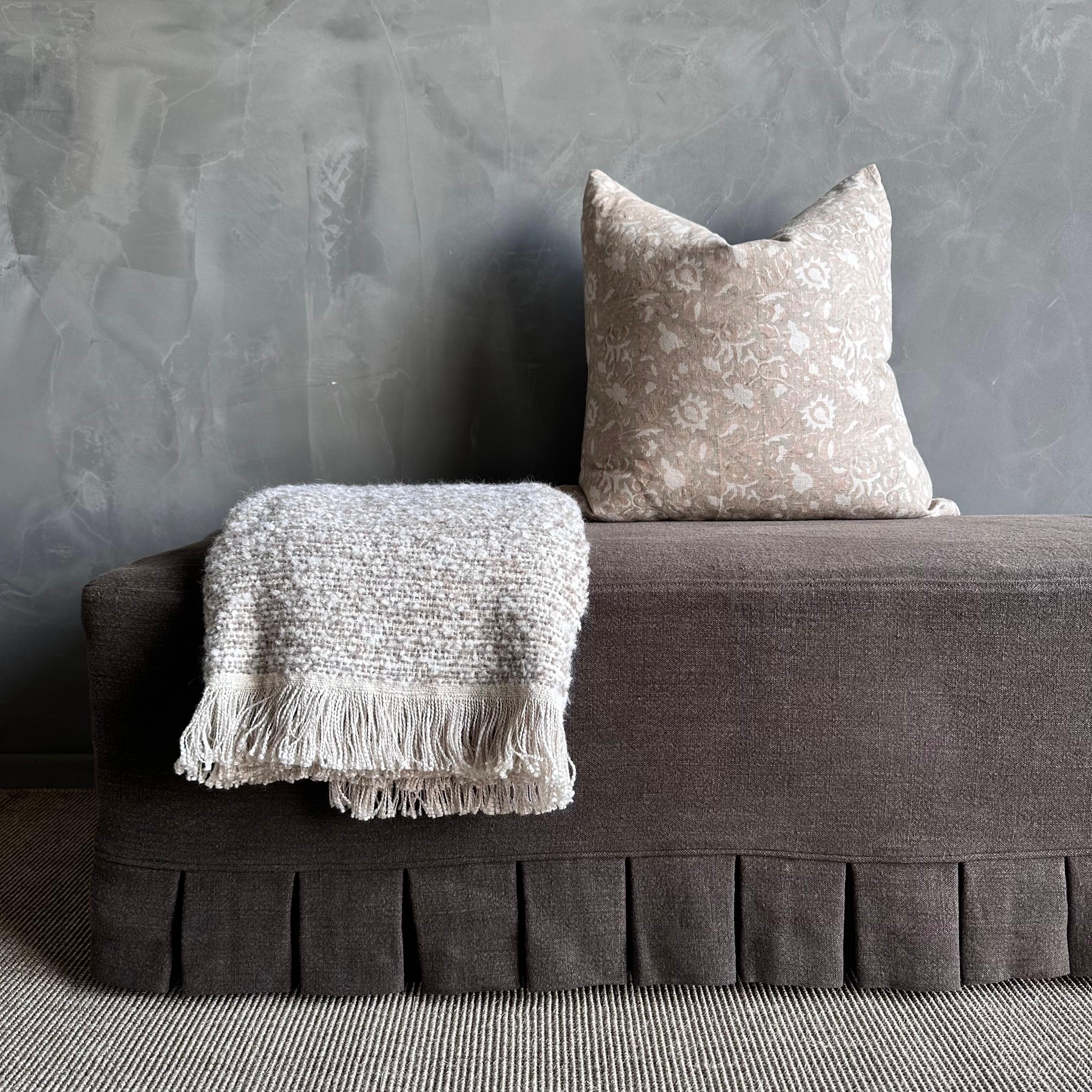 Banc recouvert de lin 100 % pur avec détail de jupe plissée Neuf - En vente à Old Town Orange, CA