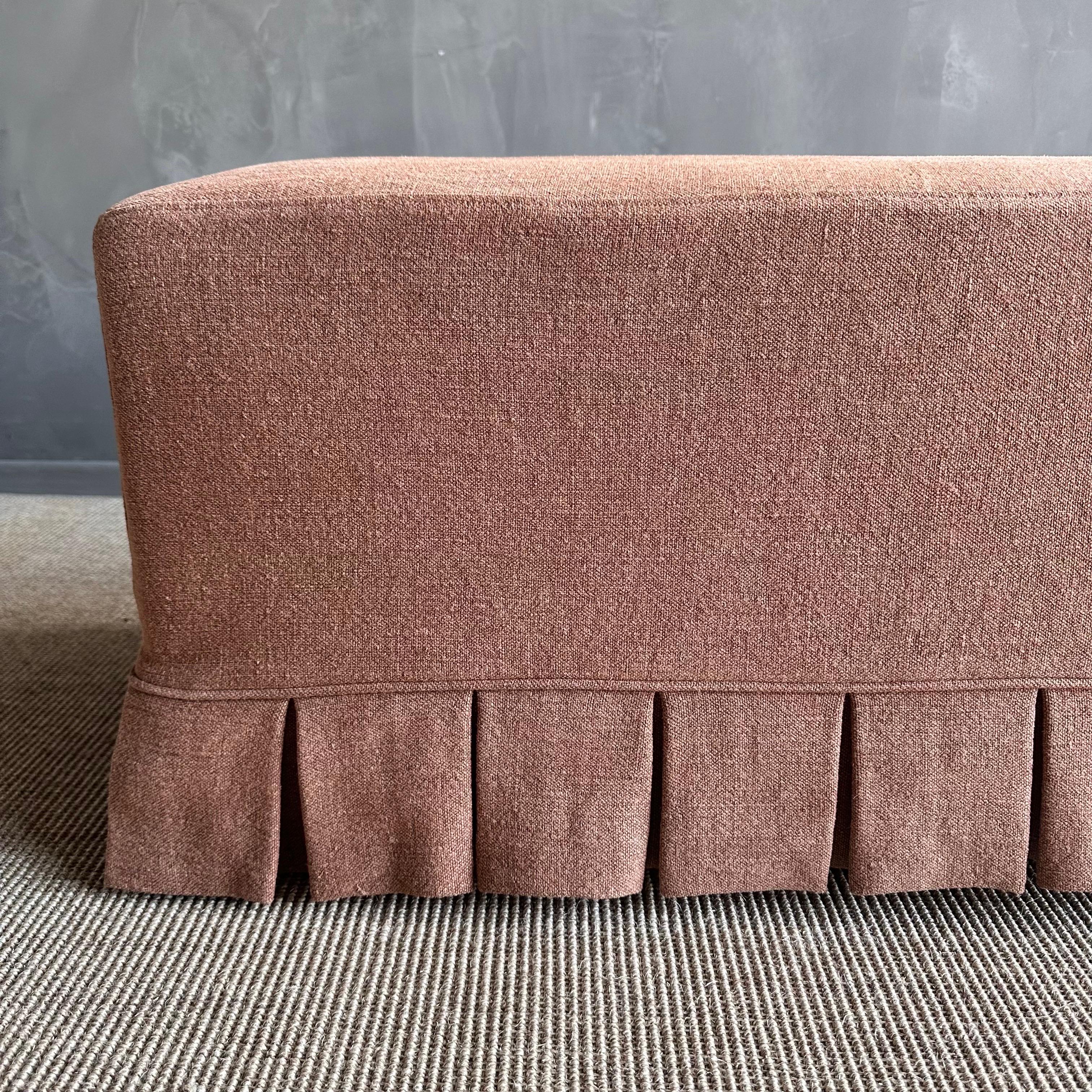 Organique Banc recouvert de lin 100 % pur avec détail de jupe plissée en vente