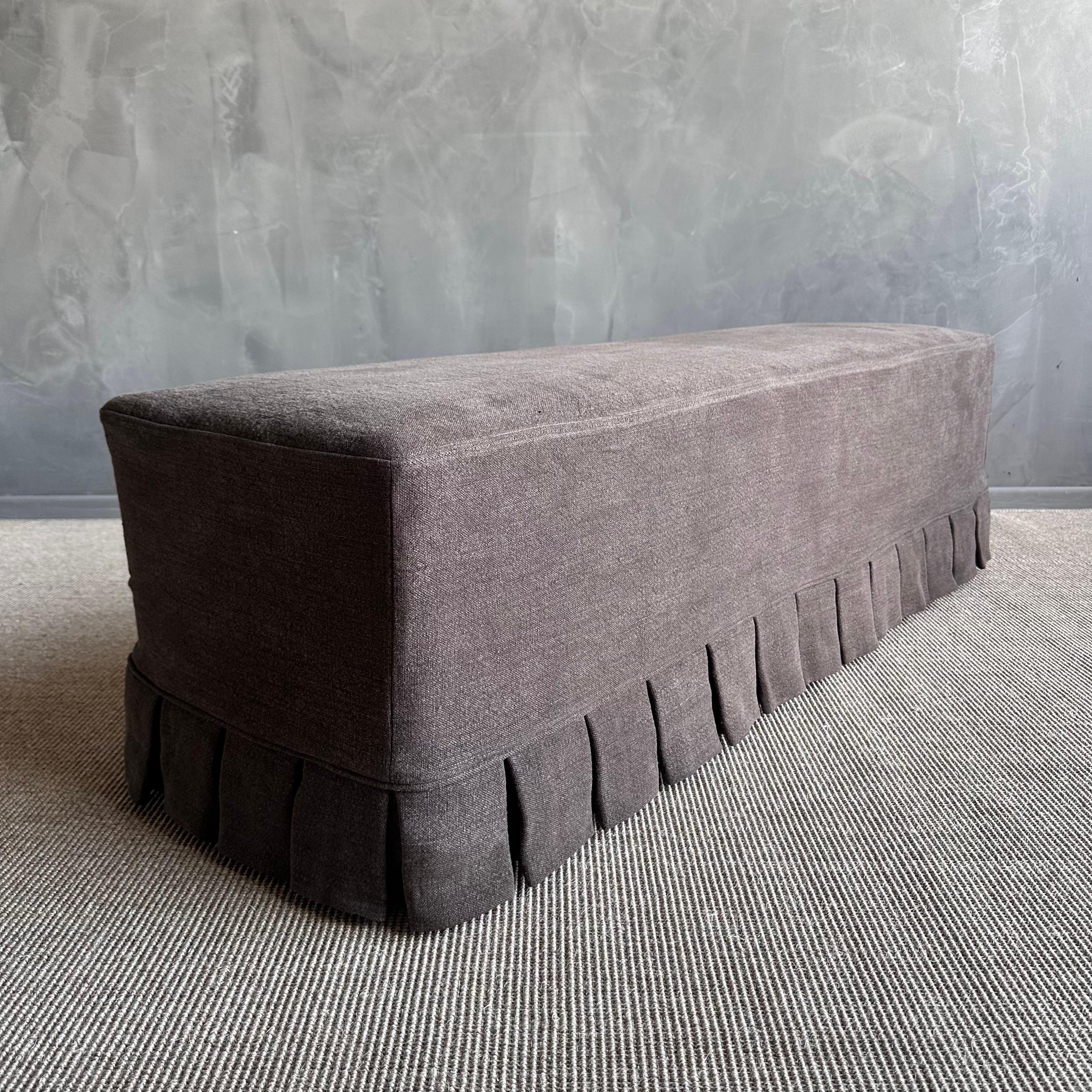 XXIe siècle et contemporain Banc recouvert de lin 100 % pur avec détail de jupe plissée en vente