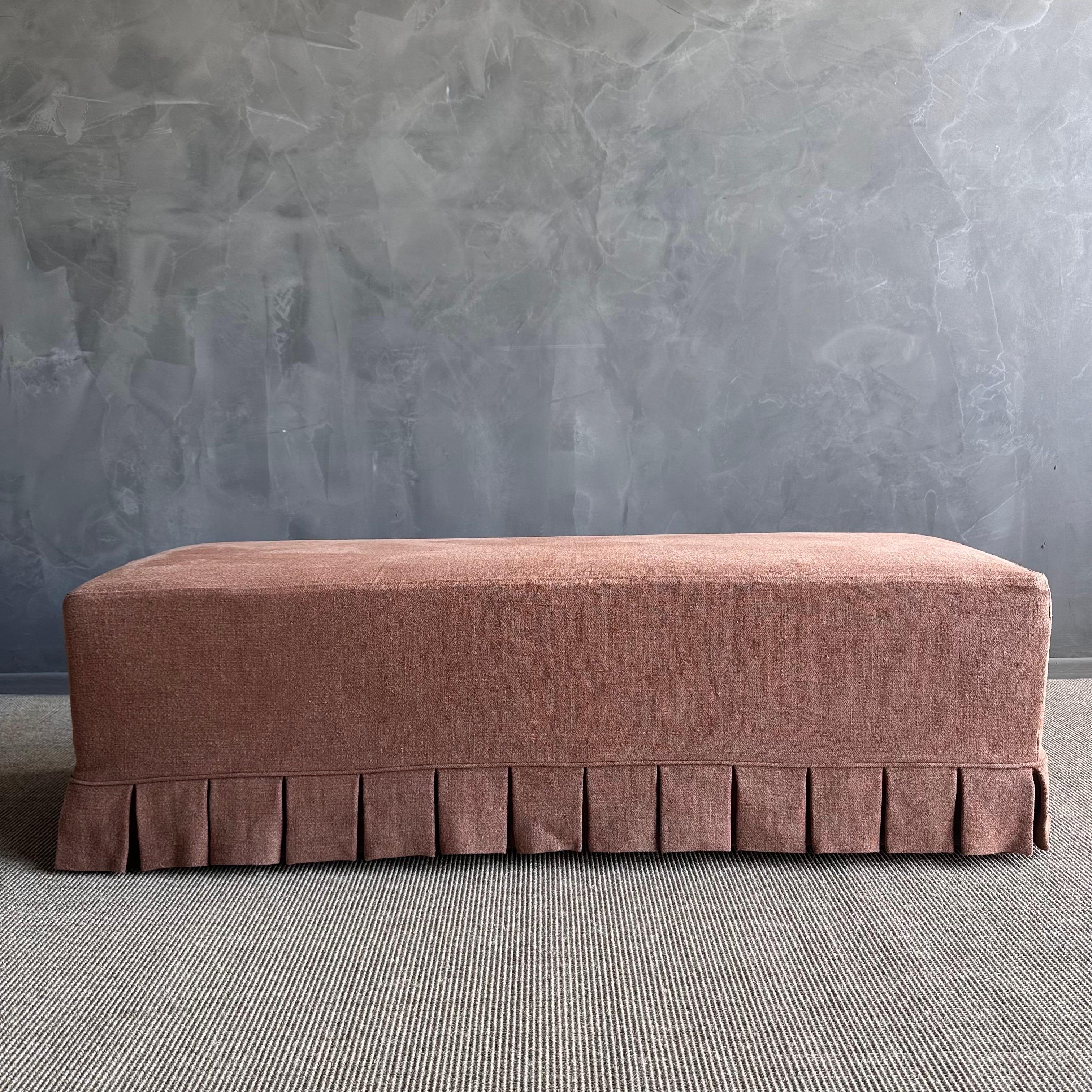 Banc recouvert de lin 100 % pur avec détail de jupe plissée Neuf - En vente à Old Town Orange, CA