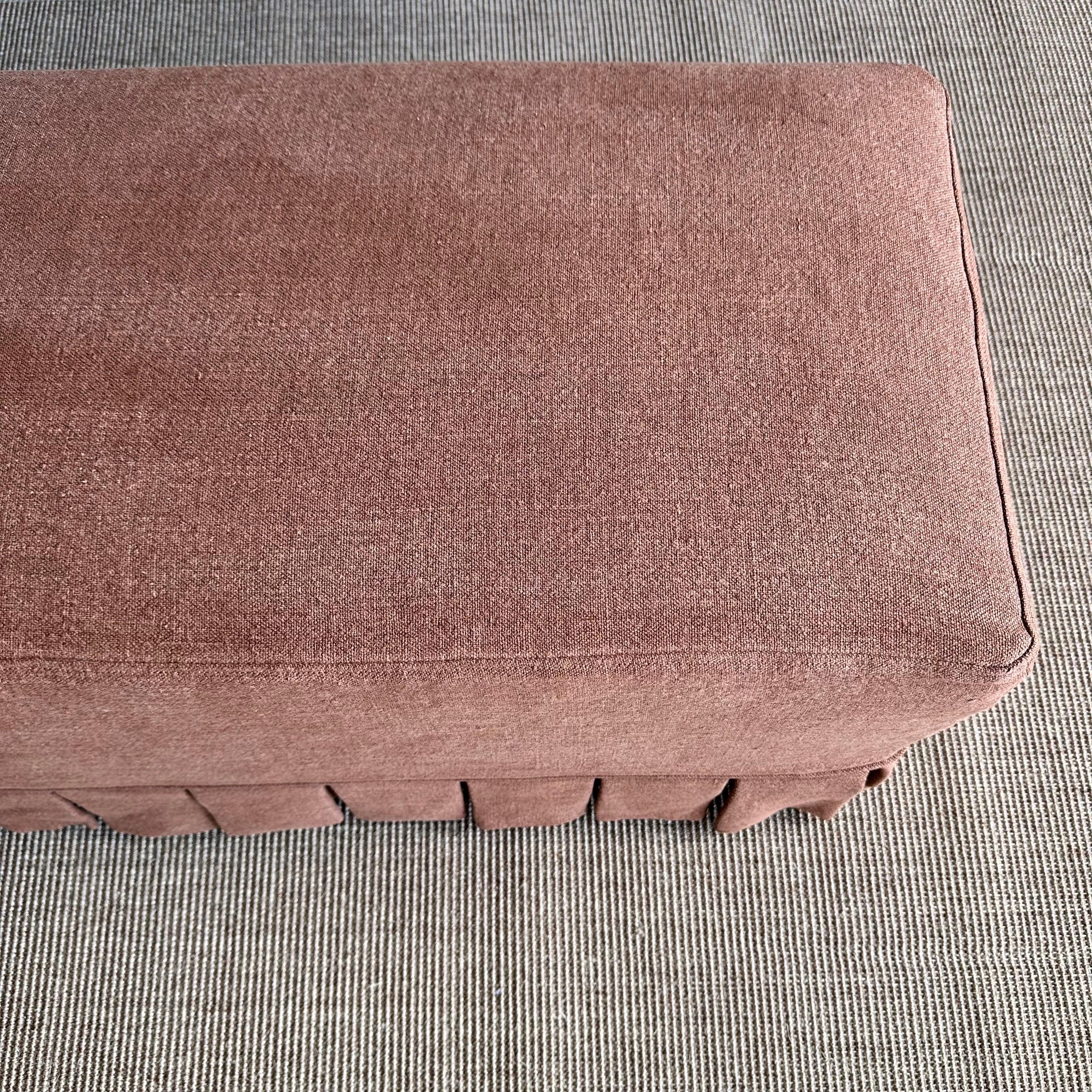 XXIe siècle et contemporain Banc recouvert de lin 100 % pur avec détail de jupe plissée en vente