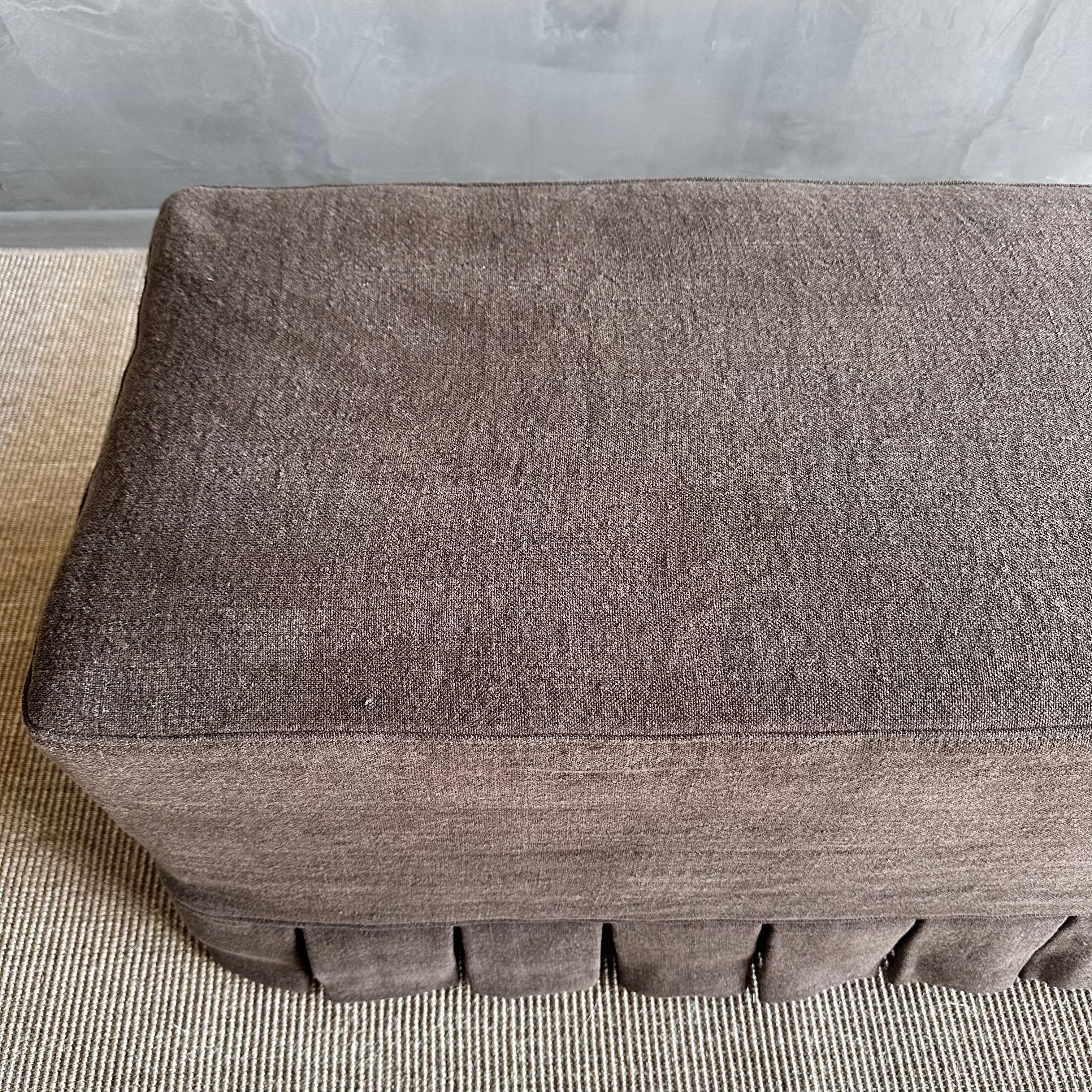 Banc recouvert de lin 100 % pur avec détail de jupe plissée en vente 2