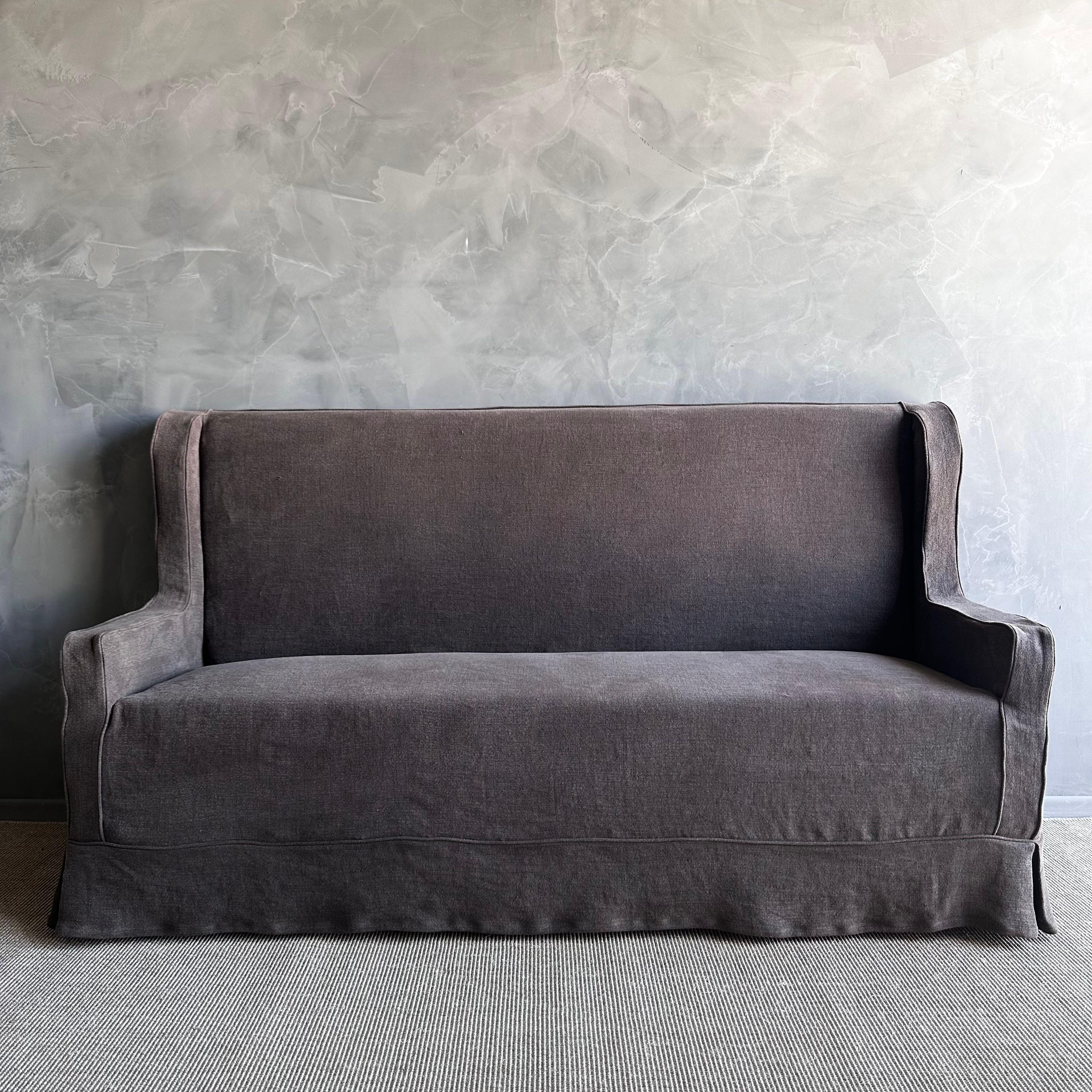 Voici le Brussels Settee Bench, un meuble polyvalent qui peut servir de banc, de canapé ou de banquette dans n'importe quel espace. Cette beauté à housse est proposée dans un luxueux lin épais marron coco, qui respire l'élégance et la