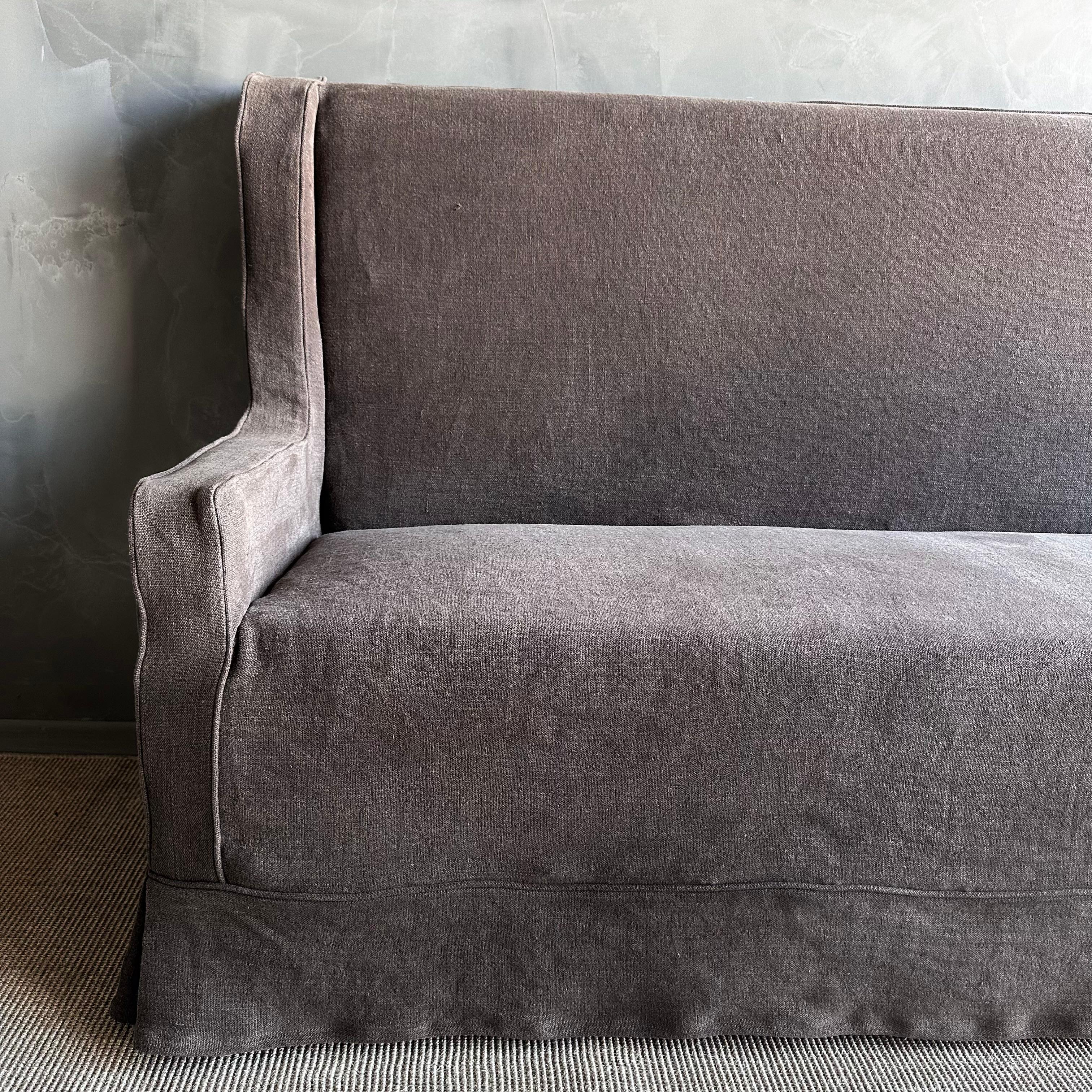 Organique Banc de canapé recouvert d'une housse, en lin lavé à la pierre en vente