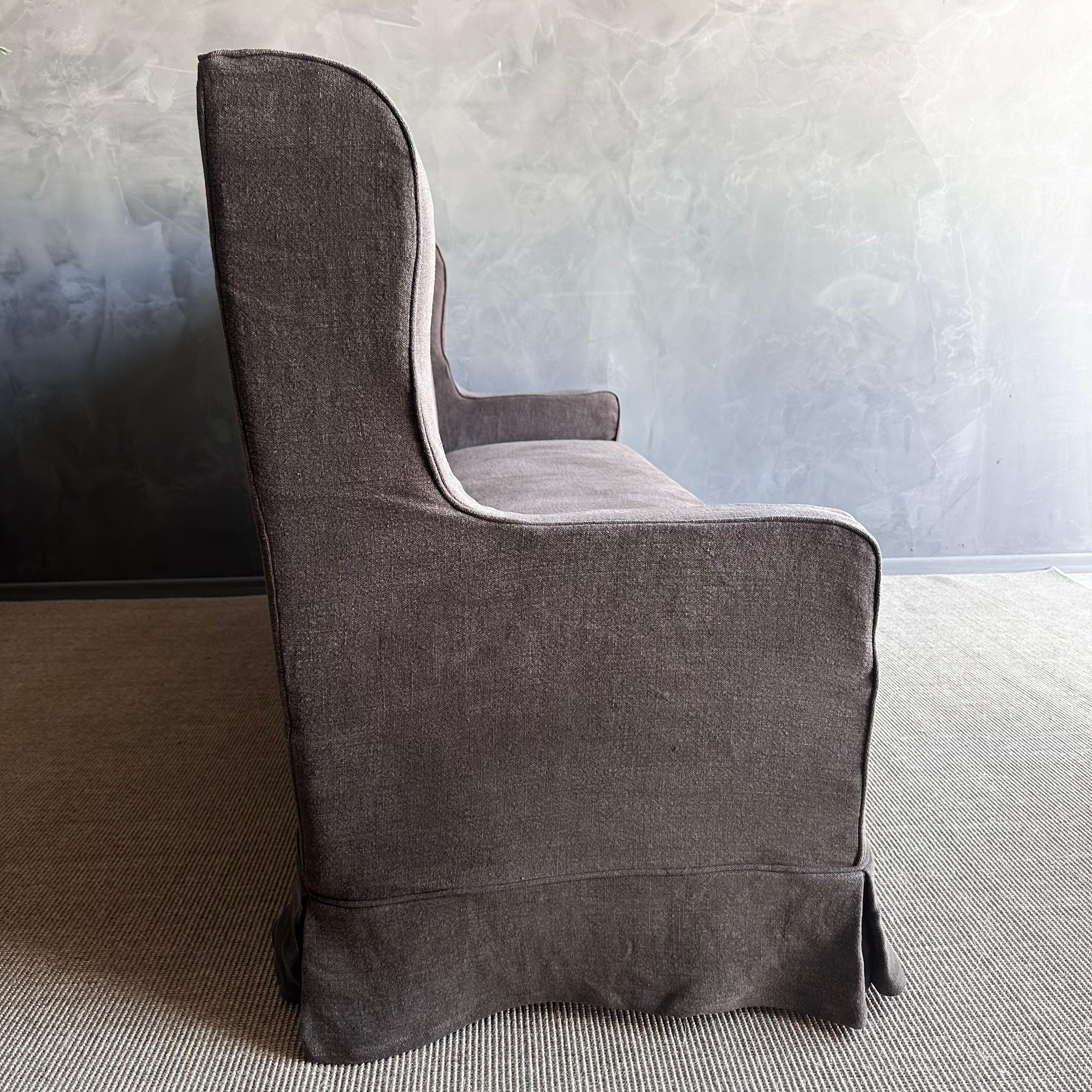 XXIe siècle et contemporain Banc de canapé recouvert d'une housse, en lin lavé à la pierre en vente