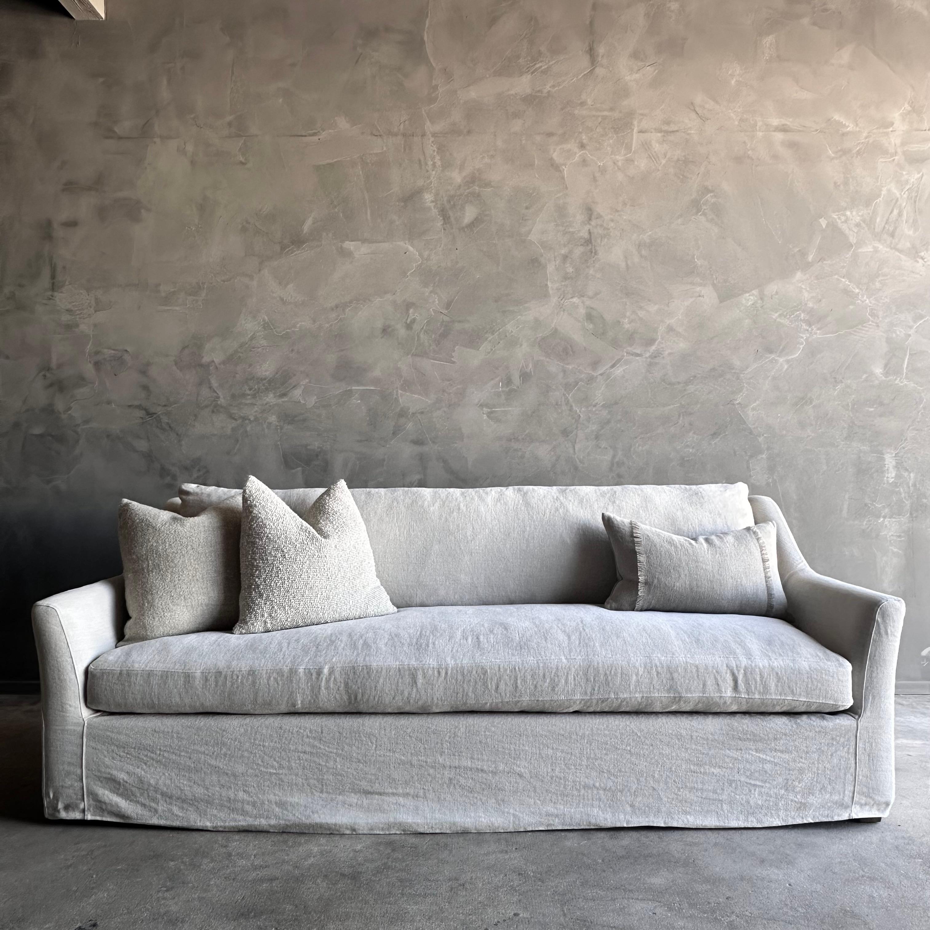 Ti presentiamo il nostro divano sfoderabile in lino grigio naturale, con lino lavato a pietra per un look rilassato e vissuto. Affonda nel morbido cuscino della seduta avvolto in piuma d'oca per il massimo comfort. Questo divano versatile può essere