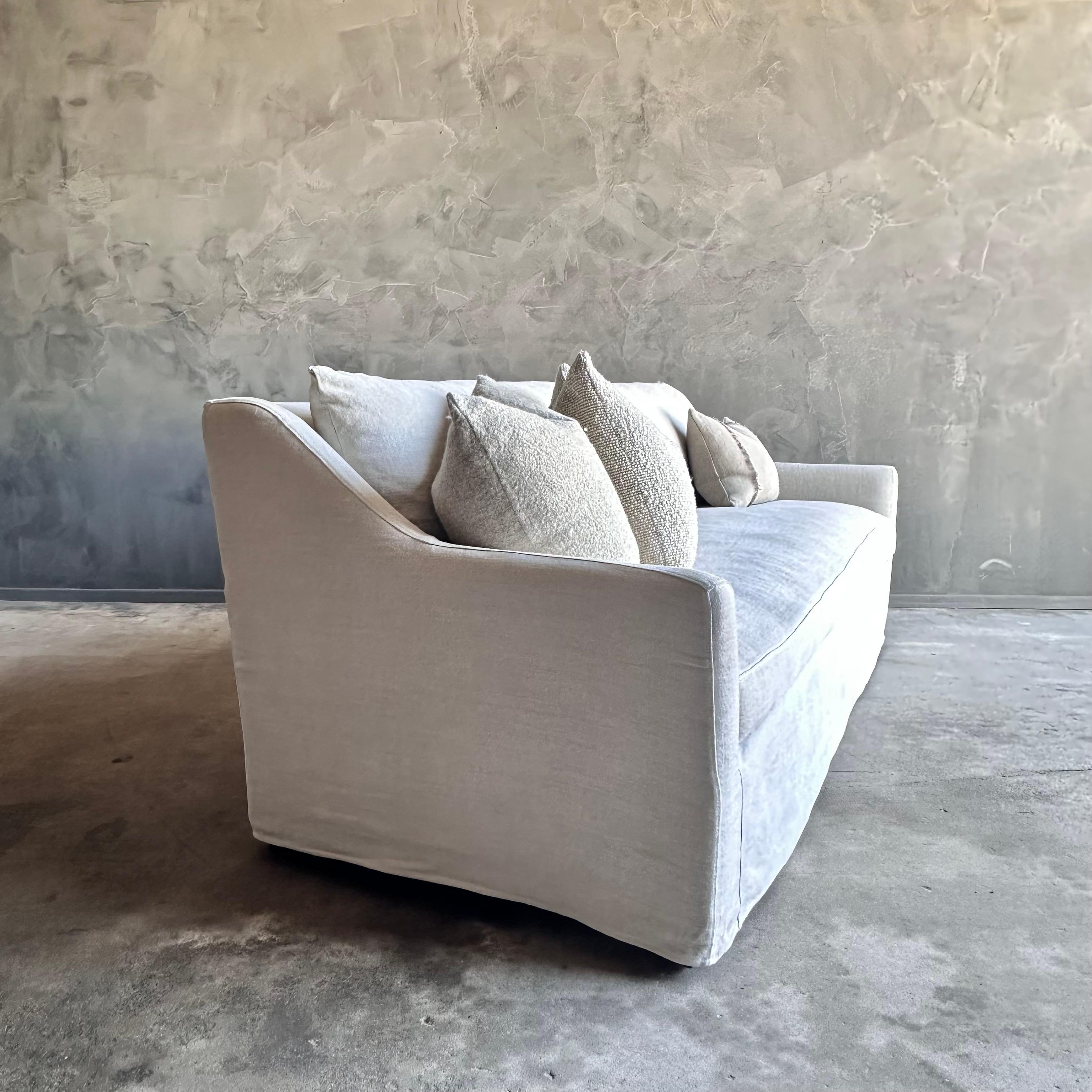 XXI secolo e contemporaneo Divano con bracci in pendenza rivestiti di scivolo in lino grigio lavato a pietra con cuscini in piuma d'oca in vendita