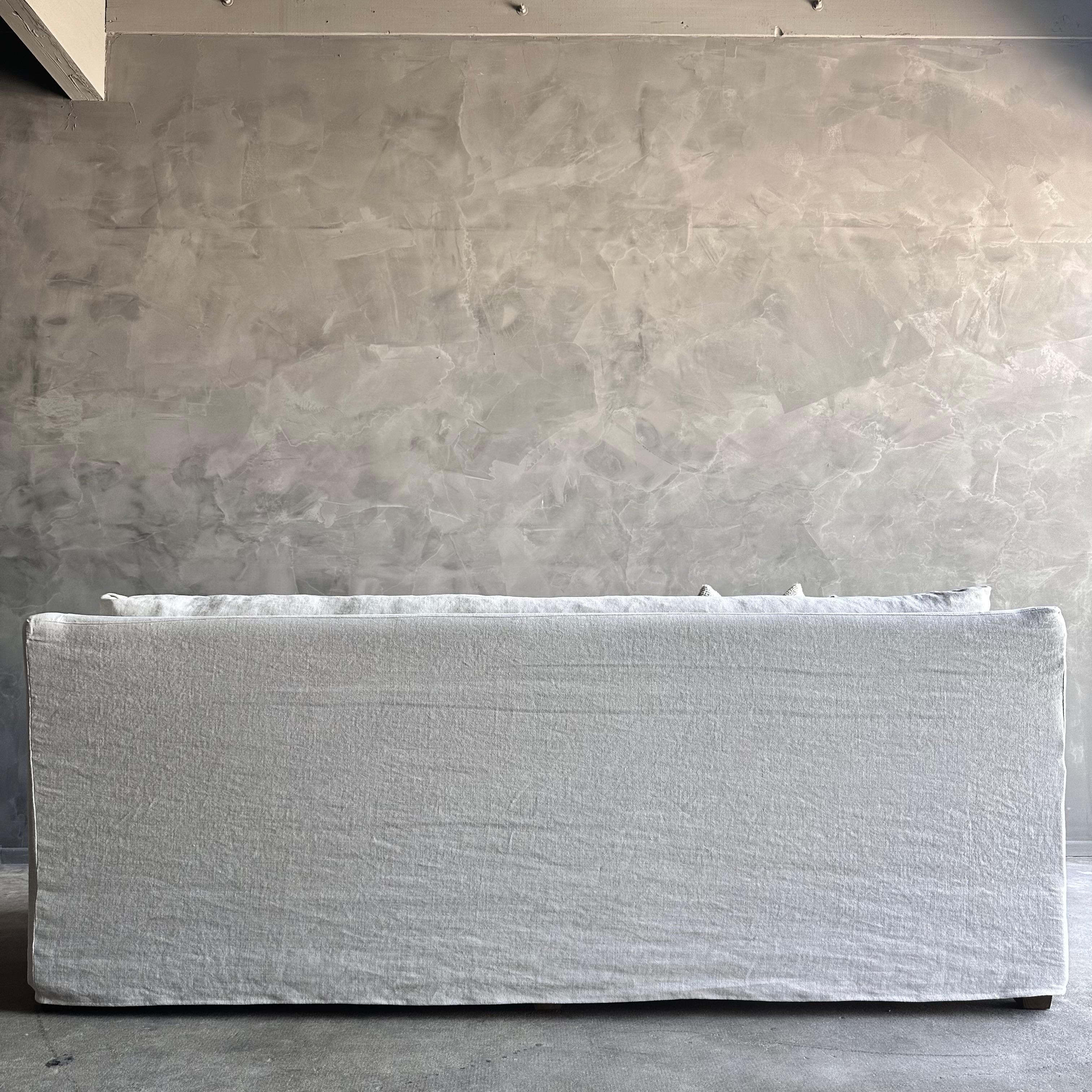 Divano con bracci in pendenza rivestiti di scivolo in lino grigio lavato a pietra con cuscini in piuma d'oca in vendita 1