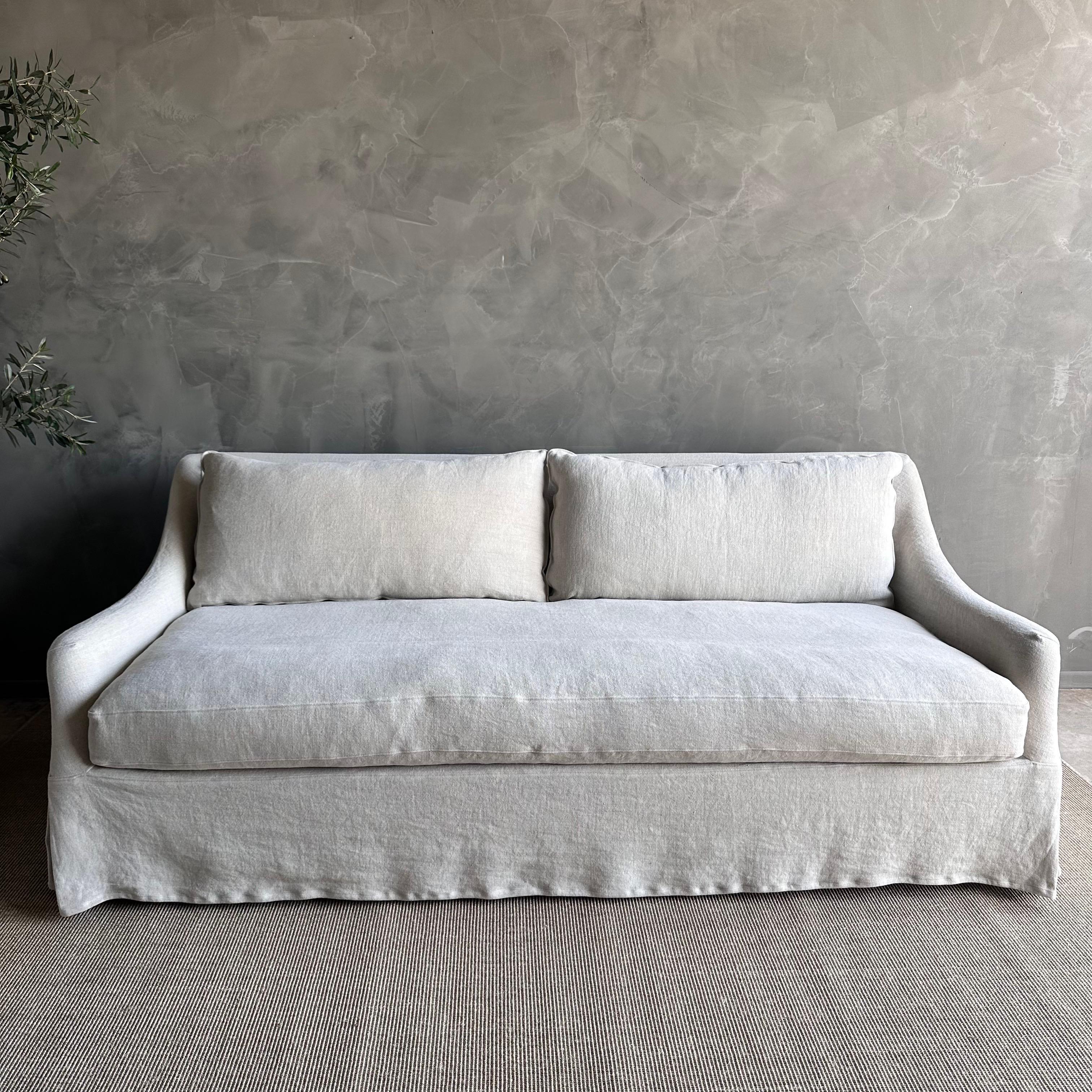 Voici le canapé Lucy Slip Covered Sofa, fabriqué à partir de lin doux et épais, lavé à la pierre, pour une sensation de luxe. Son design déhoussable permet un entretien facile, tandis que la mousse enveloppée d'un coussin de duvet apporte un peu de