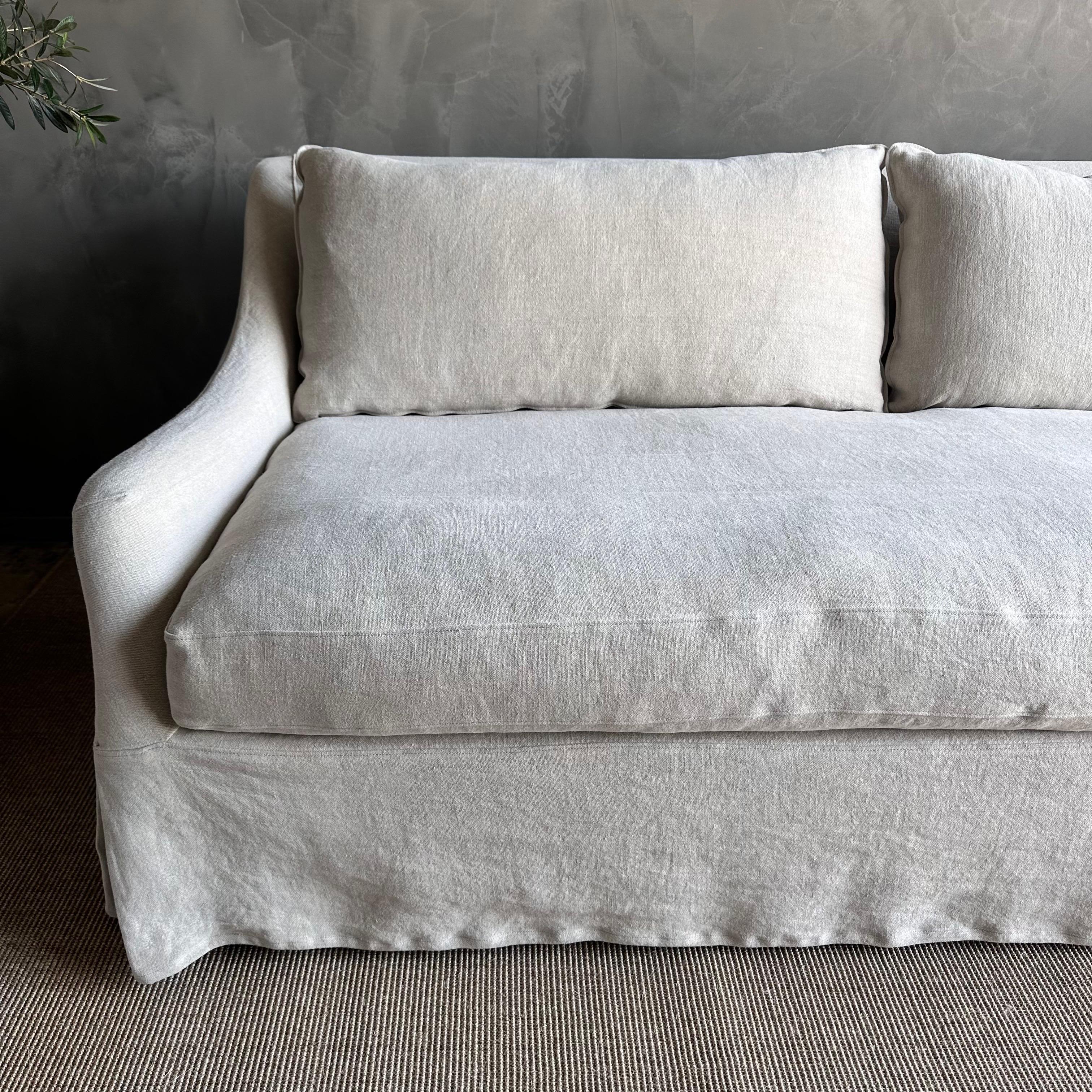 Organique Canapé lavé à la pierre avec coussin de siège enveloppant en duvet en vente
