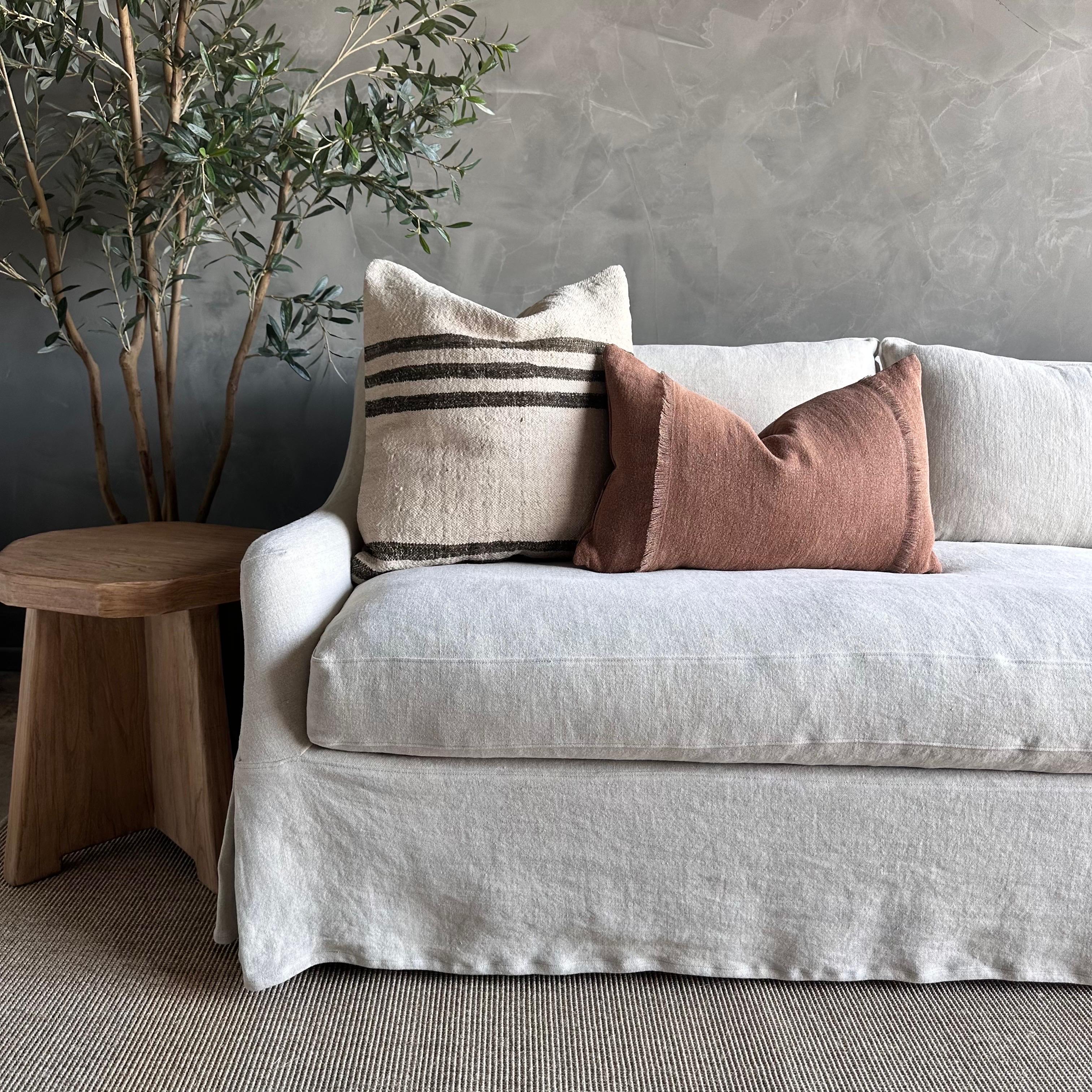 Canapé lavé à la pierre avec coussin de siège enveloppant en duvet Neuf - En vente à Old Town Orange, CA