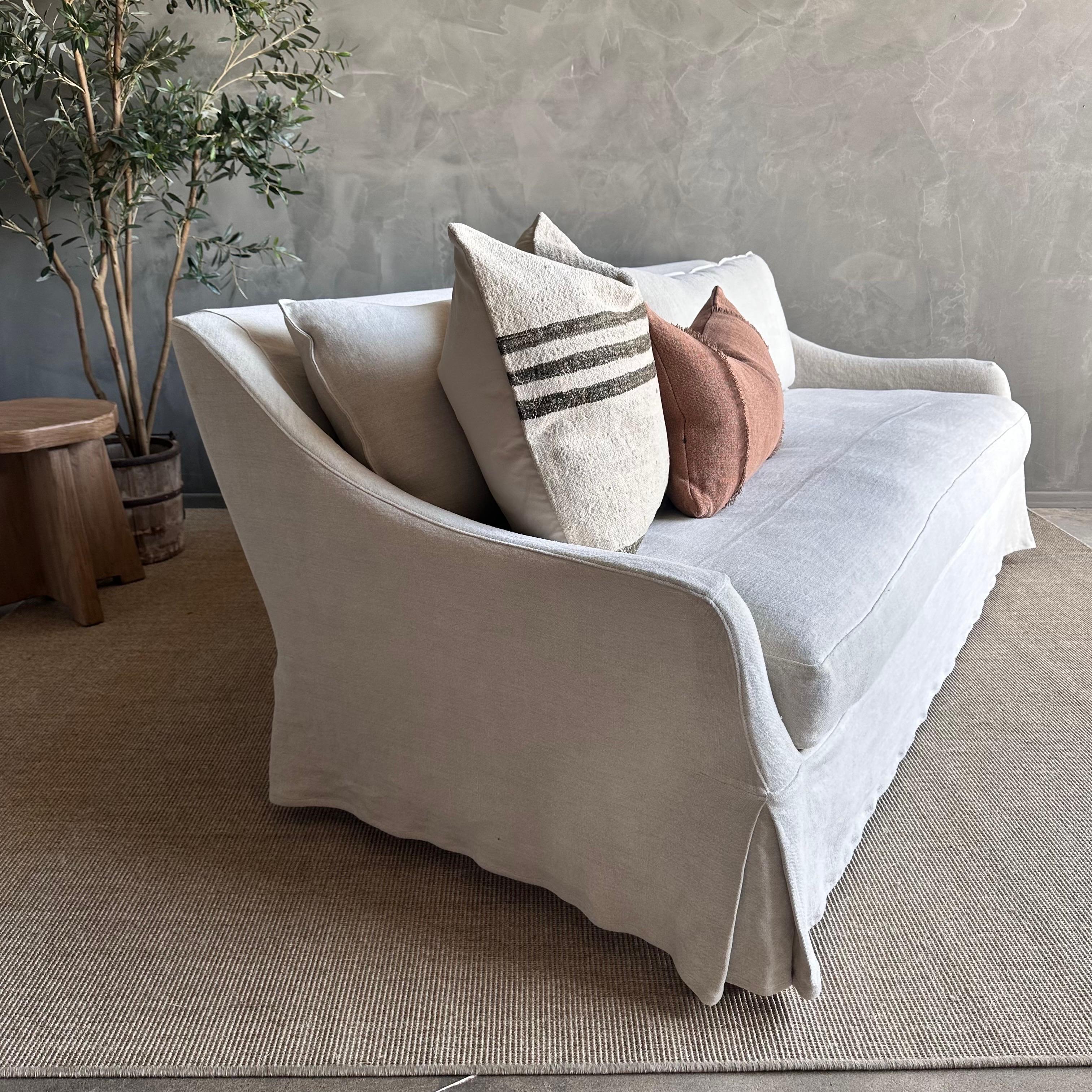 Canapé lavé à la pierre avec coussin de siège enveloppant en duvet en vente 1
