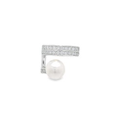 Brazalete de oro blanco de 18 quilates con forma de concha, con diamantes y perlas