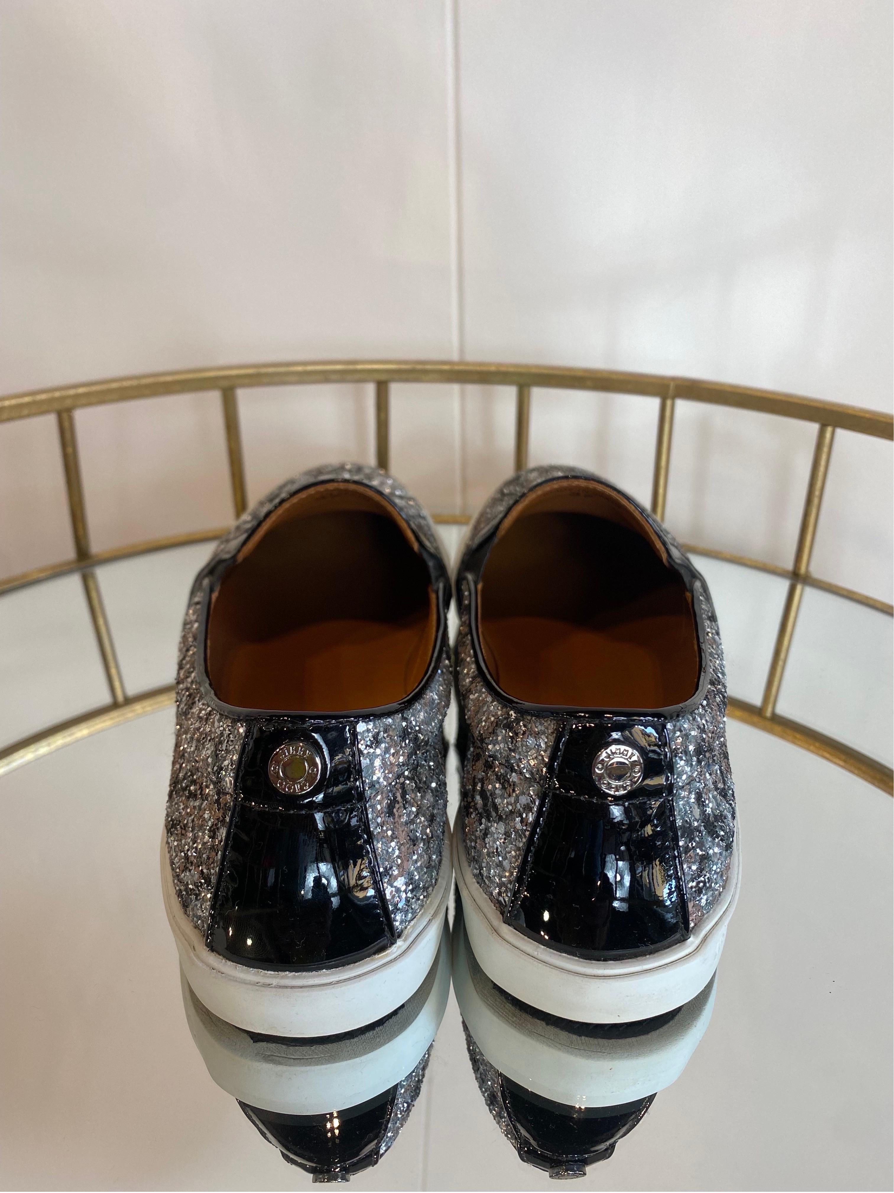Slip on Jimmy Choo paillettes
Number 37 EU.
Black parts in black patent leather and all-over silver sequins.
In excellent condition, shows signs of normal use.
With original dust.
Sole 25cm
Platform 2cm.