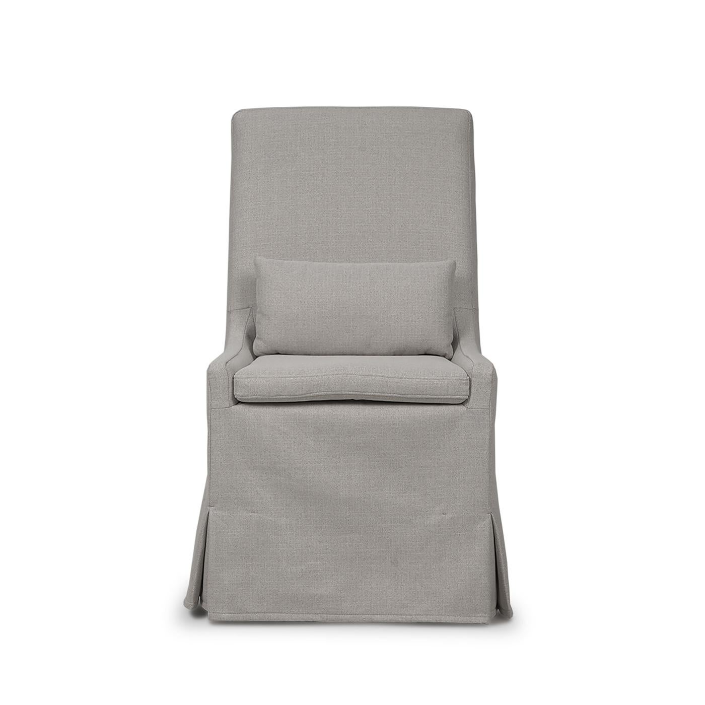 Eine nahtlose Verbindung von Eleganz und Zweckmäßigkeit. Dieser Stuhl ist mit einem hochwertigen, neutralen Funktionsgewebe gepolstert und verbindet zeitloses Design mit einfacher Pflege.  

Erhöht auf Rollen. Das Design mit Schlupfbezügen verleiht