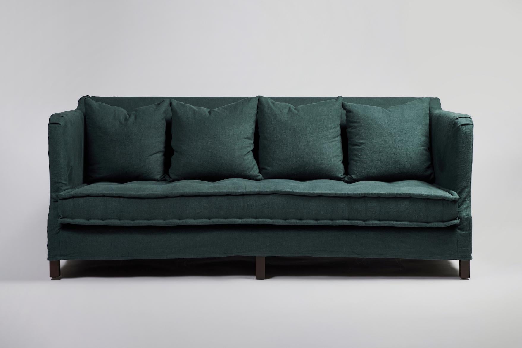 Das All Day Sofa von Martin & Brockett verfügt über einen losen Bezug und eine tiefe, französisch anmutende Sitzfläche, auf der man endlos faulenzen möchte. Kann auch mit loser Sitzbank bestellt werden.

B 84 in. x T 40 in. x H 34 in.

Wird nur als