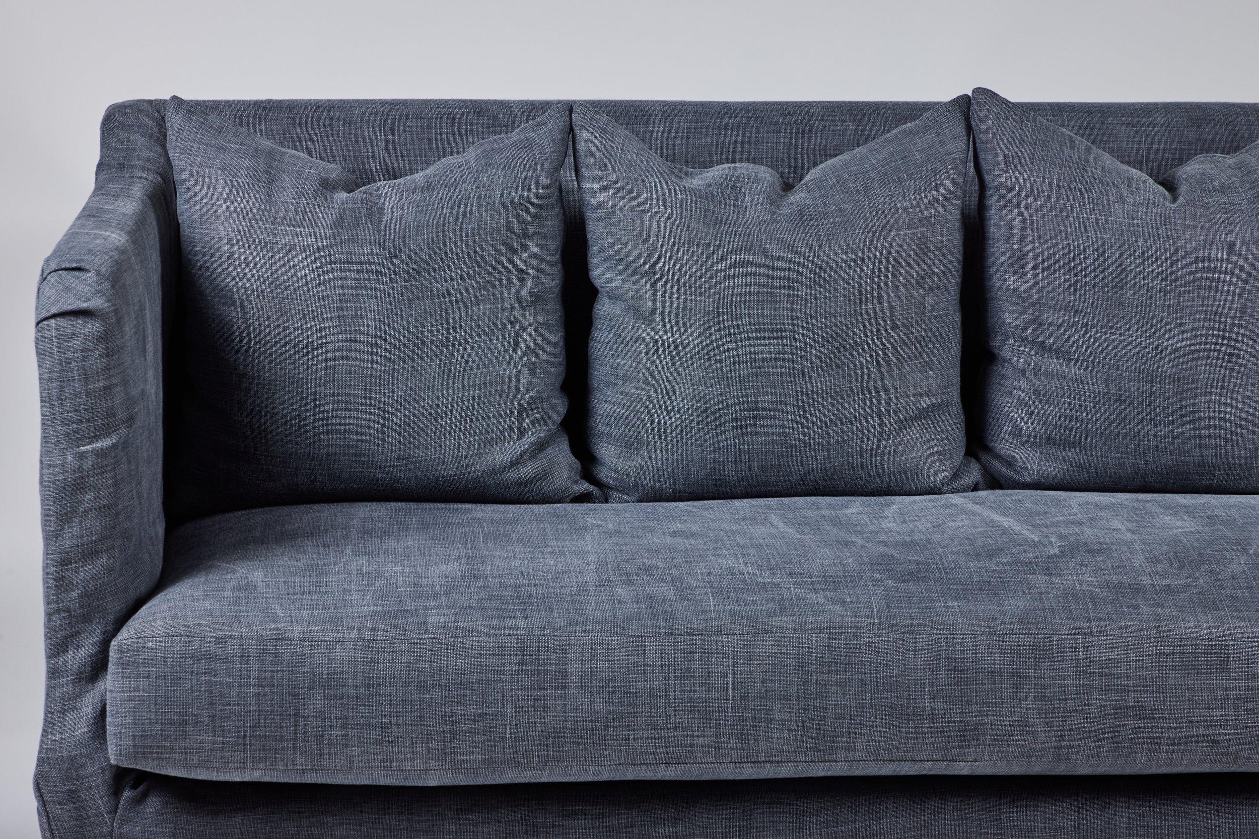Slipcovered All Day Sofa mit getuftetem Sitzkissen im französischen Matratzenstil (21. Jahrhundert und zeitgenössisch) im Angebot