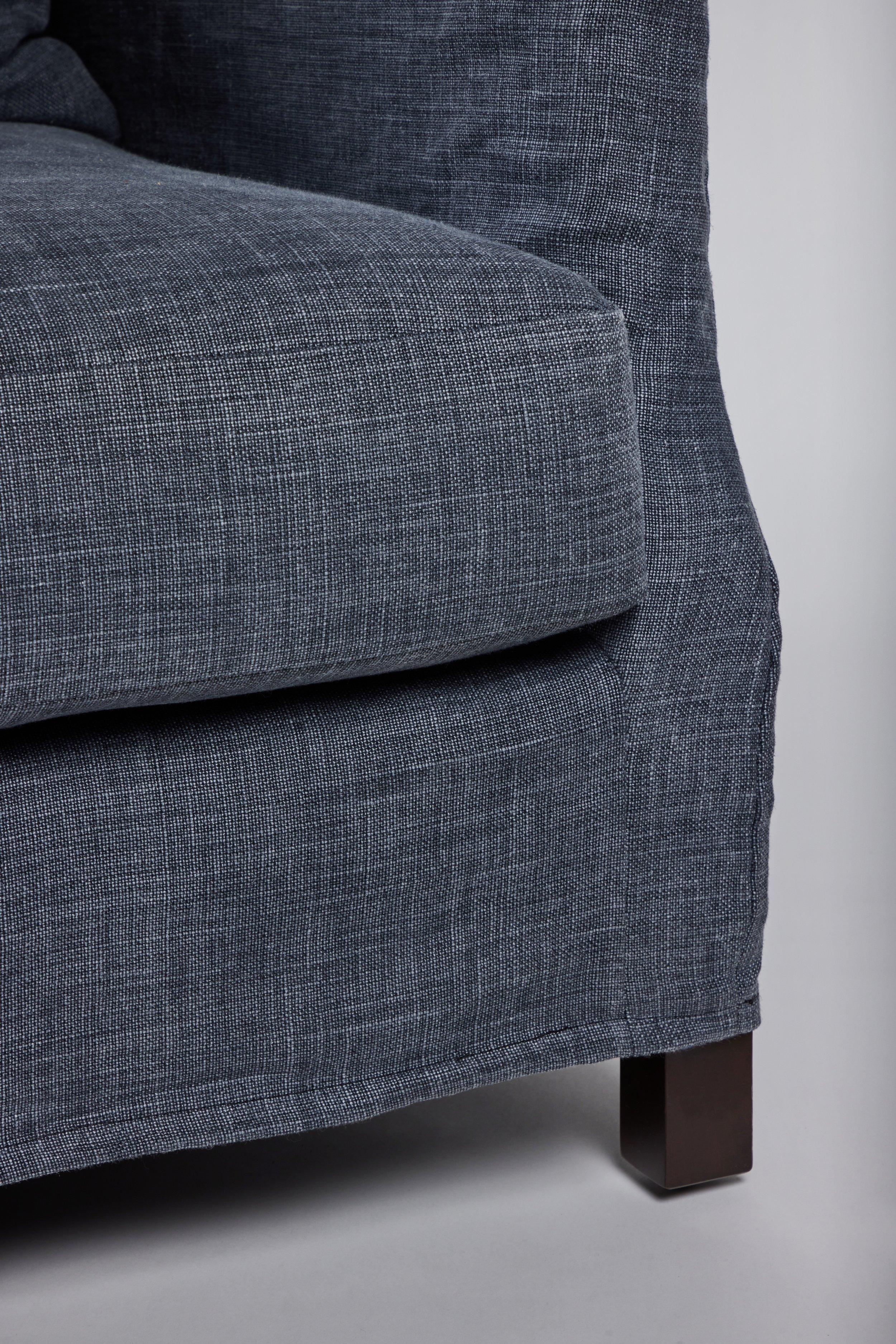 Slipcovered All Day Sofa mit getuftetem Sitzkissen im französischen Matratzenstil (Polster) im Angebot