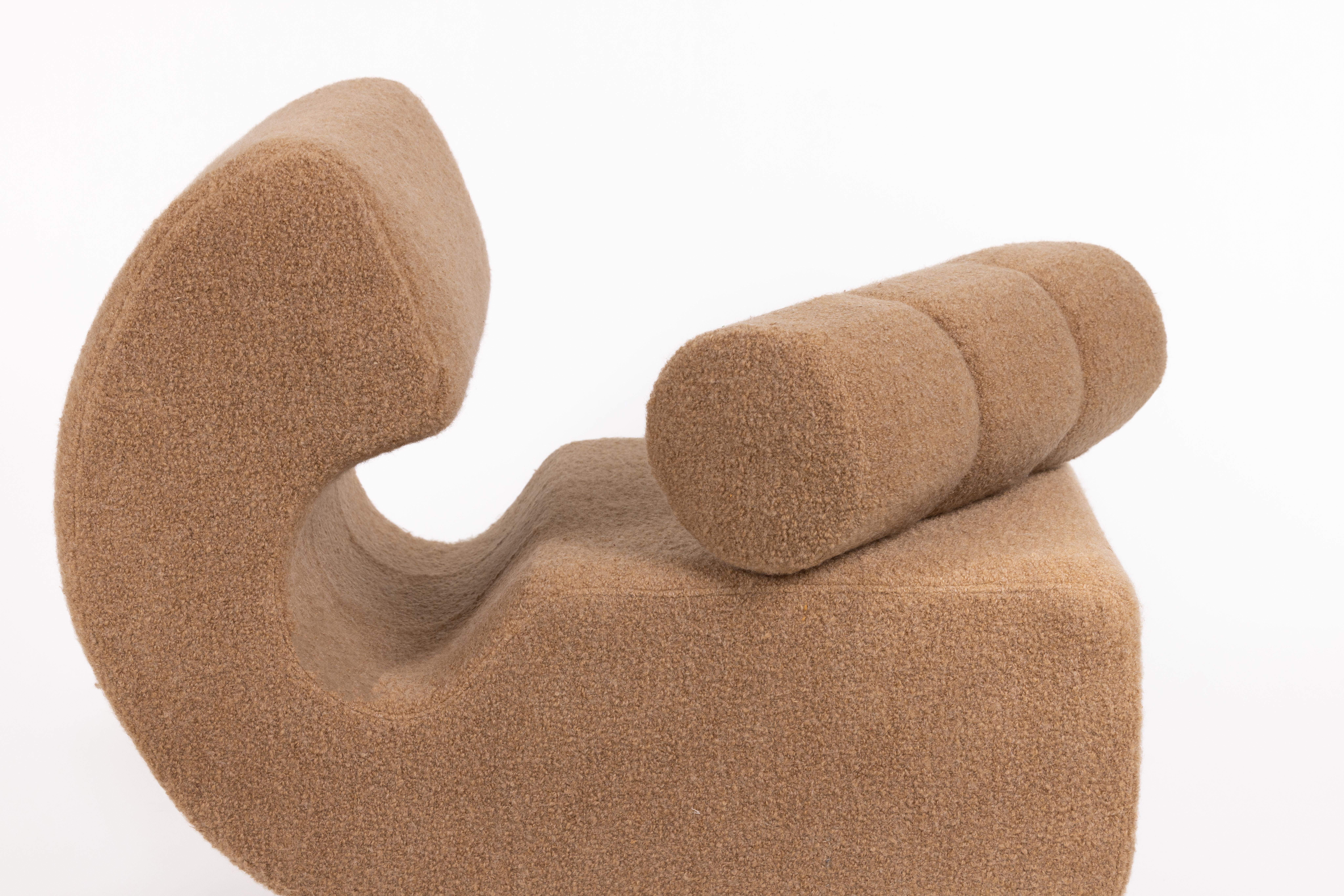 Slipper chair, Italy 70s, Newly Reupholstered in Cashmere Boucle' by Schumacher In Good Condition For Sale In Torino, Piemonte