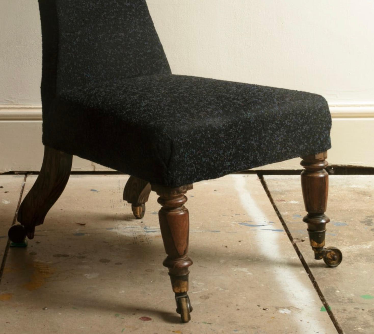 Silla elegante y de formas inusuales, con respaldo de bellas formas y asiento abotonado, sobre patas de palisandro. Muy bien retapizada en un bouclé de Raf Simons.
 
Inglés c. 1850
