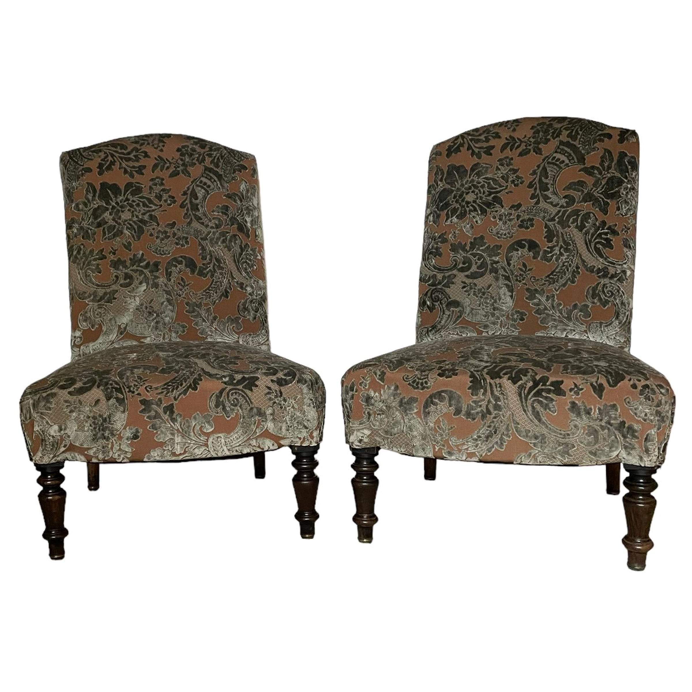 Pareja francesa de sillas slip Napoleón III
Un par de sillas auxiliares tapizadas con respaldo bajo, de bonito diseño de asiento ancho y patas ebonizadas bellamente pulidas.
Totalmente retapizado en este tejido con relieve
profundidad del asiento 18