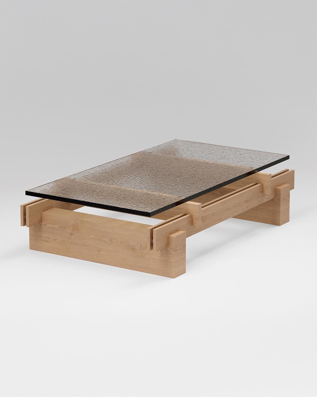 Turc Table basse fendue, plateau en verre coulé au look dynamique, chêne naturel en vente