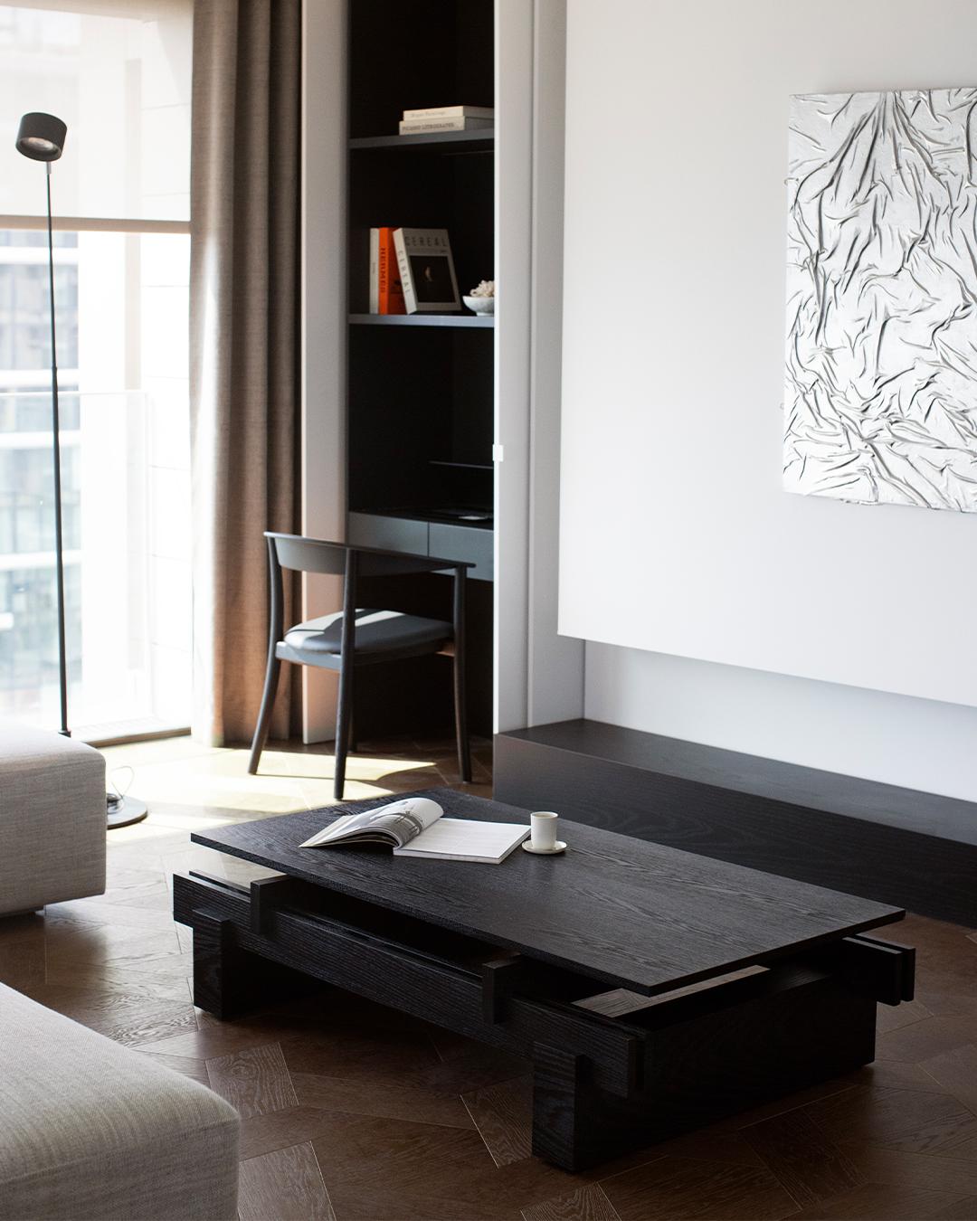 Noirci Table basse fendue, plateau en Wood à l'aspect dynamique, Oak Oak noir en vente