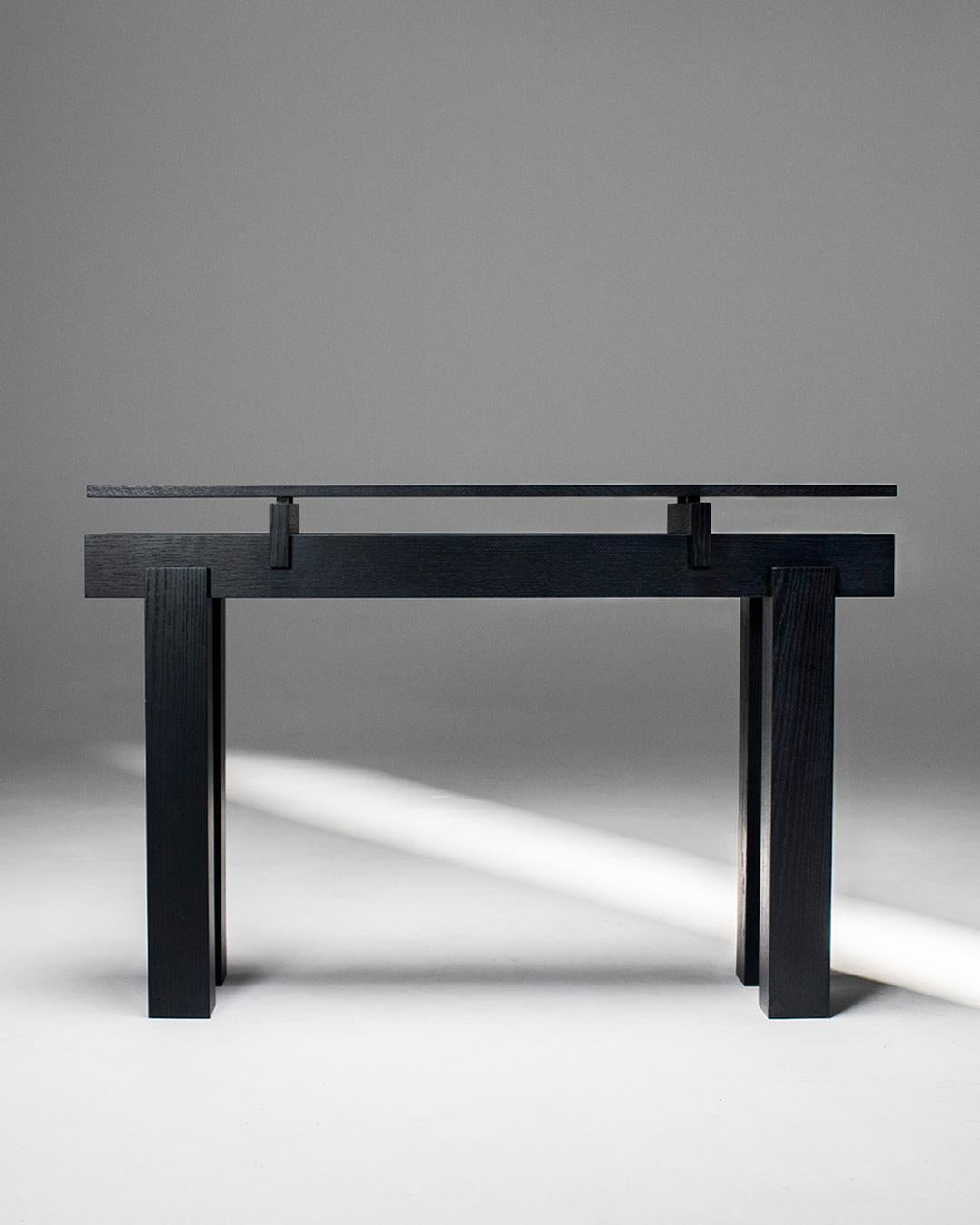 Slit Console, une extension harmonieuse de la table basse Slit. Incarnant l'essence du concept 