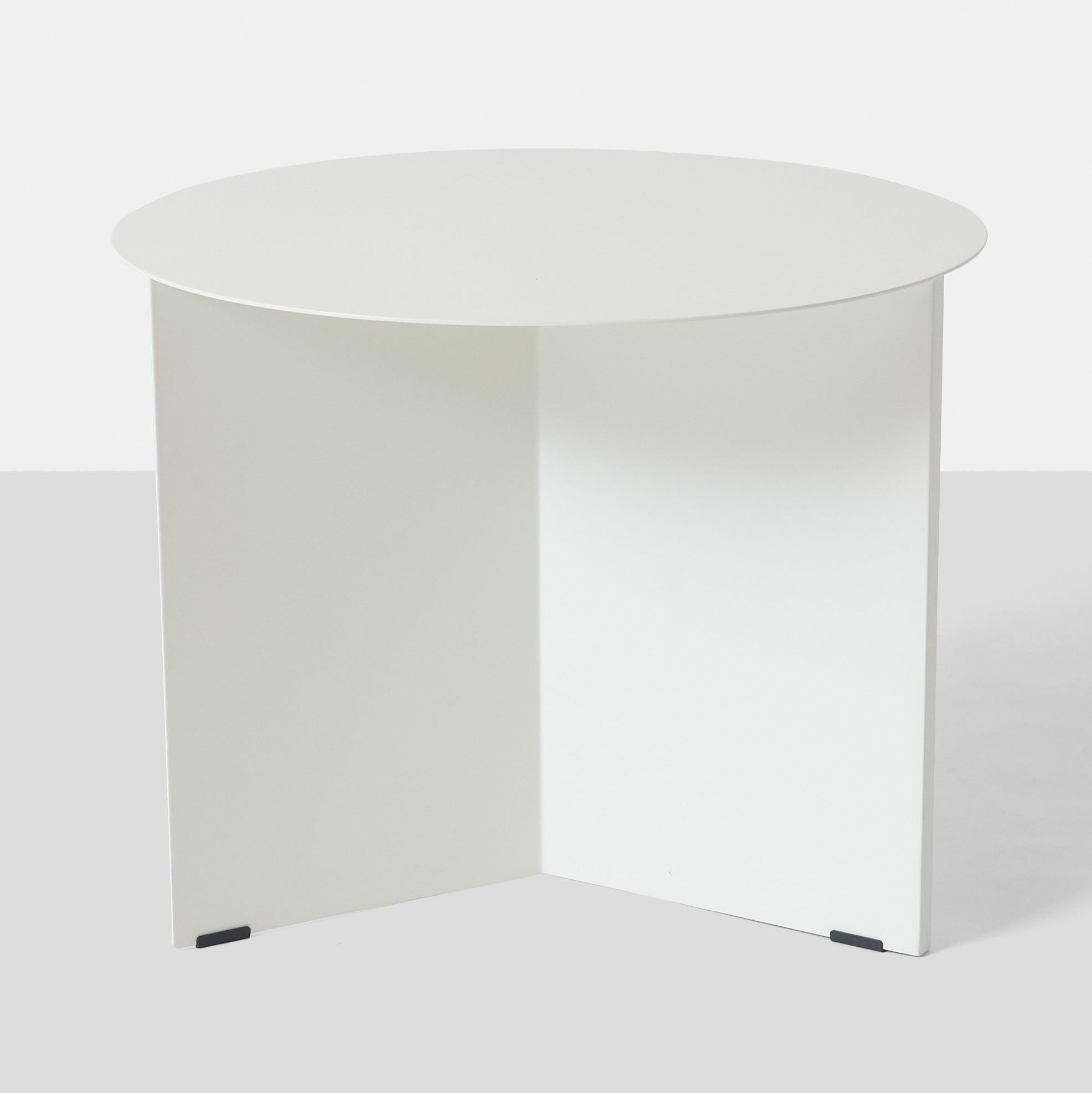 Ein weiß pulverbeschichteter runder Schlitztisch aus Stahl von AIsko-Berlin für HAY. Dieses vom Origami inspirierte Design ist nach dem Schlitz benannt, der entsteht, wenn der Tellerrahmen unter die Tischplatte geklappt wird.
