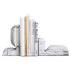 Fermalibri SLO in marmo bianco acquatico di Christophe Delcourt