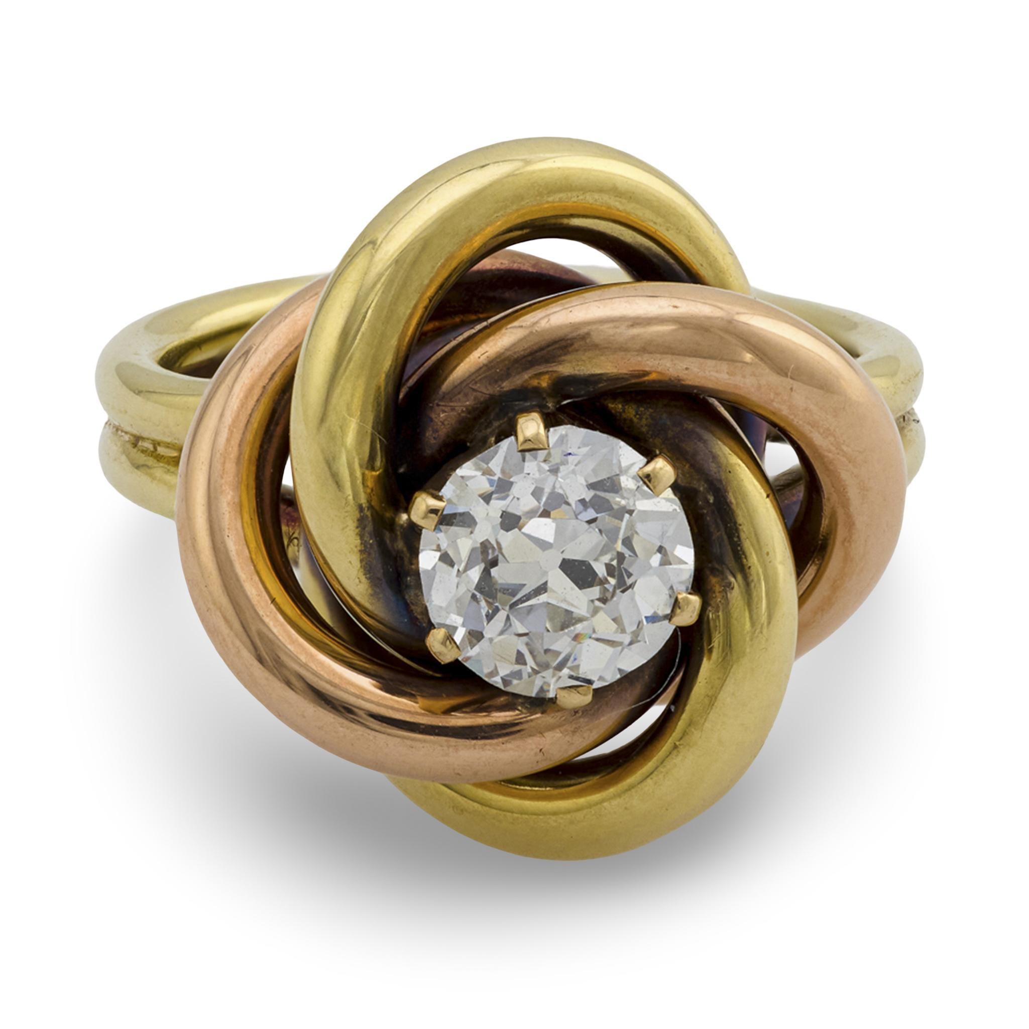 Une magnifique et unique bague en diamant du début de l'ère Art Déco (vers 1900) par le prestigieux fabricant Sloan & Company de Newark, NJ ! Cette magnifique pièce est réalisée en or jaune et rose 14 carats et présente un motif de nœud