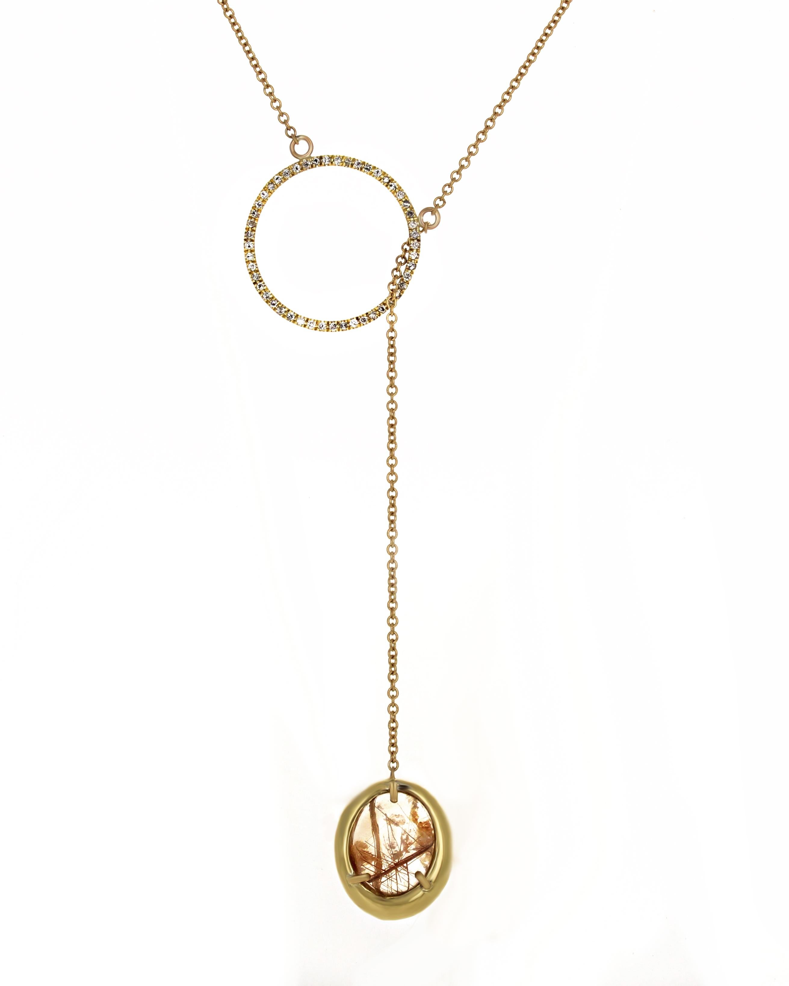 Die Sloan Halskette ist ein zartes Meisterwerk, das eine zeitlose Mischung aus Luxus und Kunstfertigkeit darstellt. Sie ist aus strahlendem 18-karätigem Gelbgold gefertigt und verfügt über eine 16-Zoll-Kette mit einem 2,5-Zoll-Fall für eine elegante