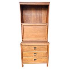 Sloan Mayer, A.I.C. Mid-Century Walnut Two-Part Fall Front Desk (Bureau en noyer en deux parties)