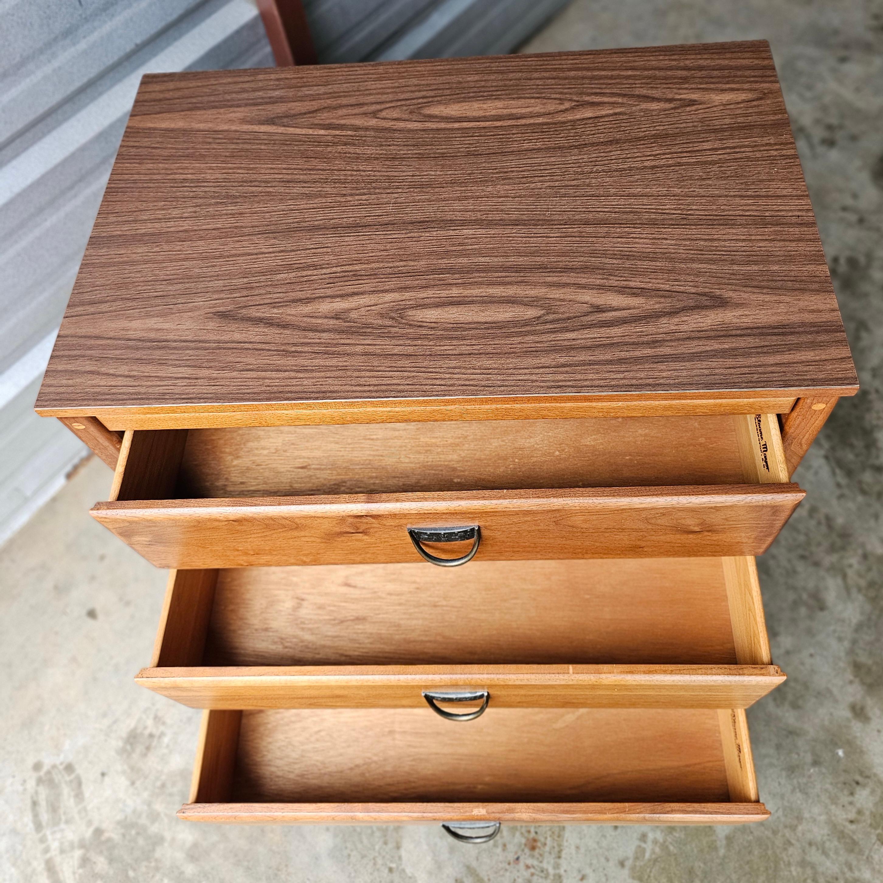 Sloane Mayer, Washington DC, Mid-Century-Schrank/Beistellkommode aus Nussbaumholz mit drei Schubladen, Sloane im Angebot 2