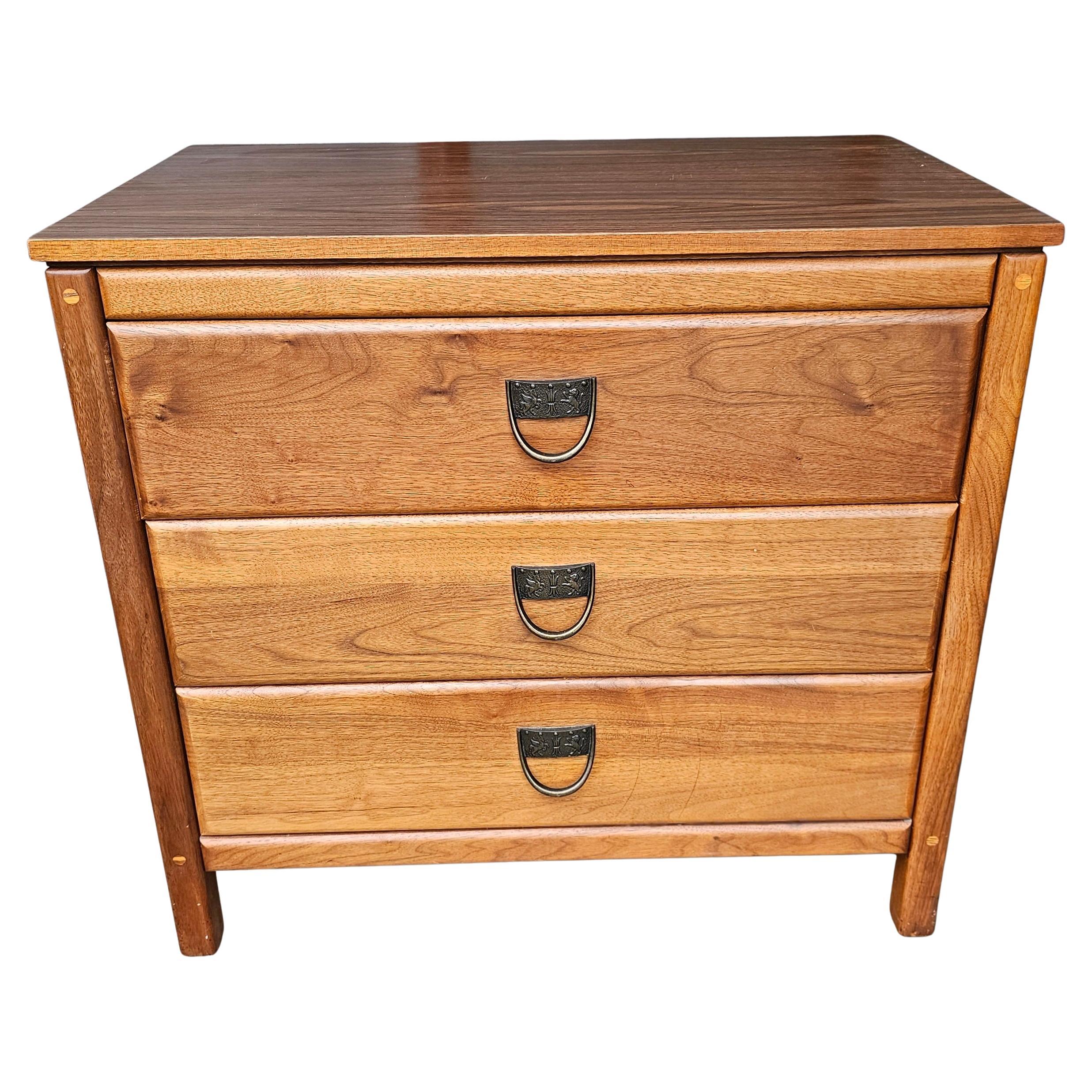 Sloan Mayer, Washington D C Mitte des Jahrhunderts Zweiteiliger Nussbaum-Schreibtisch mit Fallfront. Toller Vintage-Zustand. Maße: 32