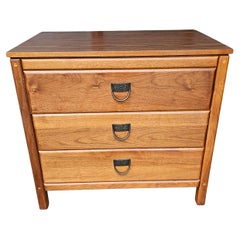 Sloan Mayer, Washington DC Mid-Century Walnut Three Drawer Cabinet / Side Chest (Armadio a tre cassetti in noce)