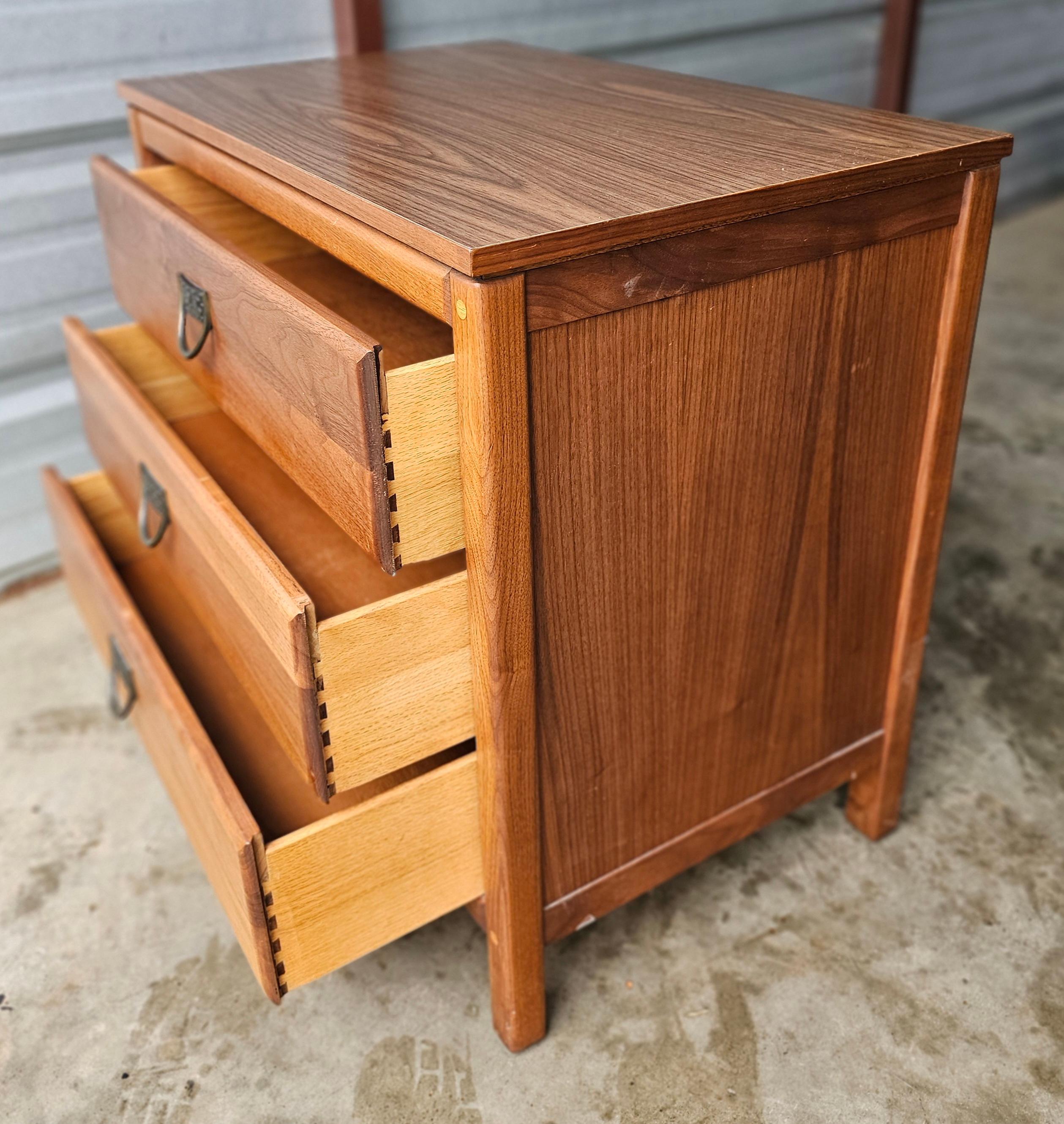 Sloane Mayer, Washington DC, Mid-Century-Schrank/Beistellkommode aus Nussbaumholz mit drei Schubladen, Sloane (Moderne der Mitte des Jahrhunderts) im Angebot