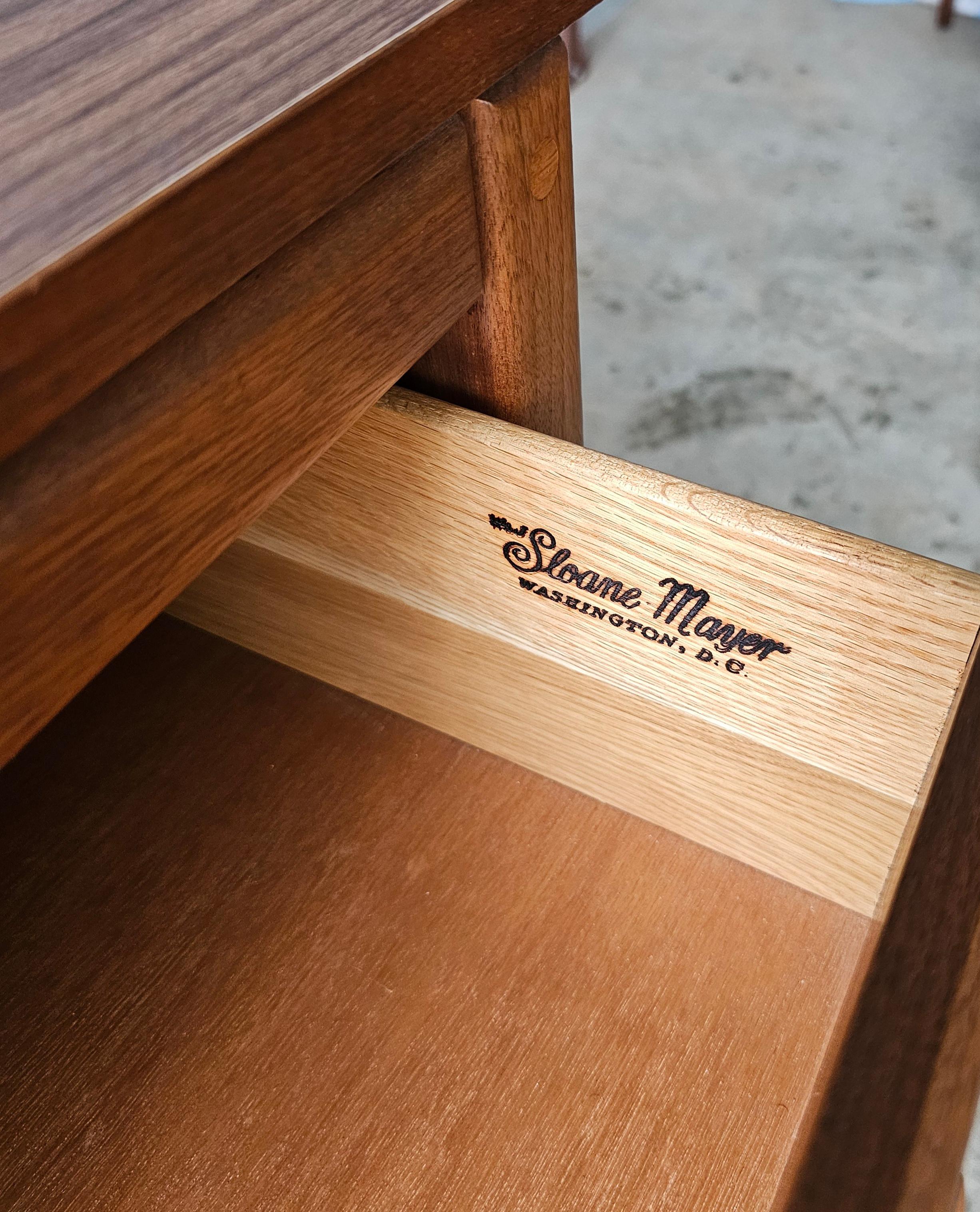 Sloane Mayer, Washington DC, Mid-Century-Schrank/Beistellkommode aus Nussbaumholz mit drei Schubladen, Sloane (amerikanisch) im Angebot