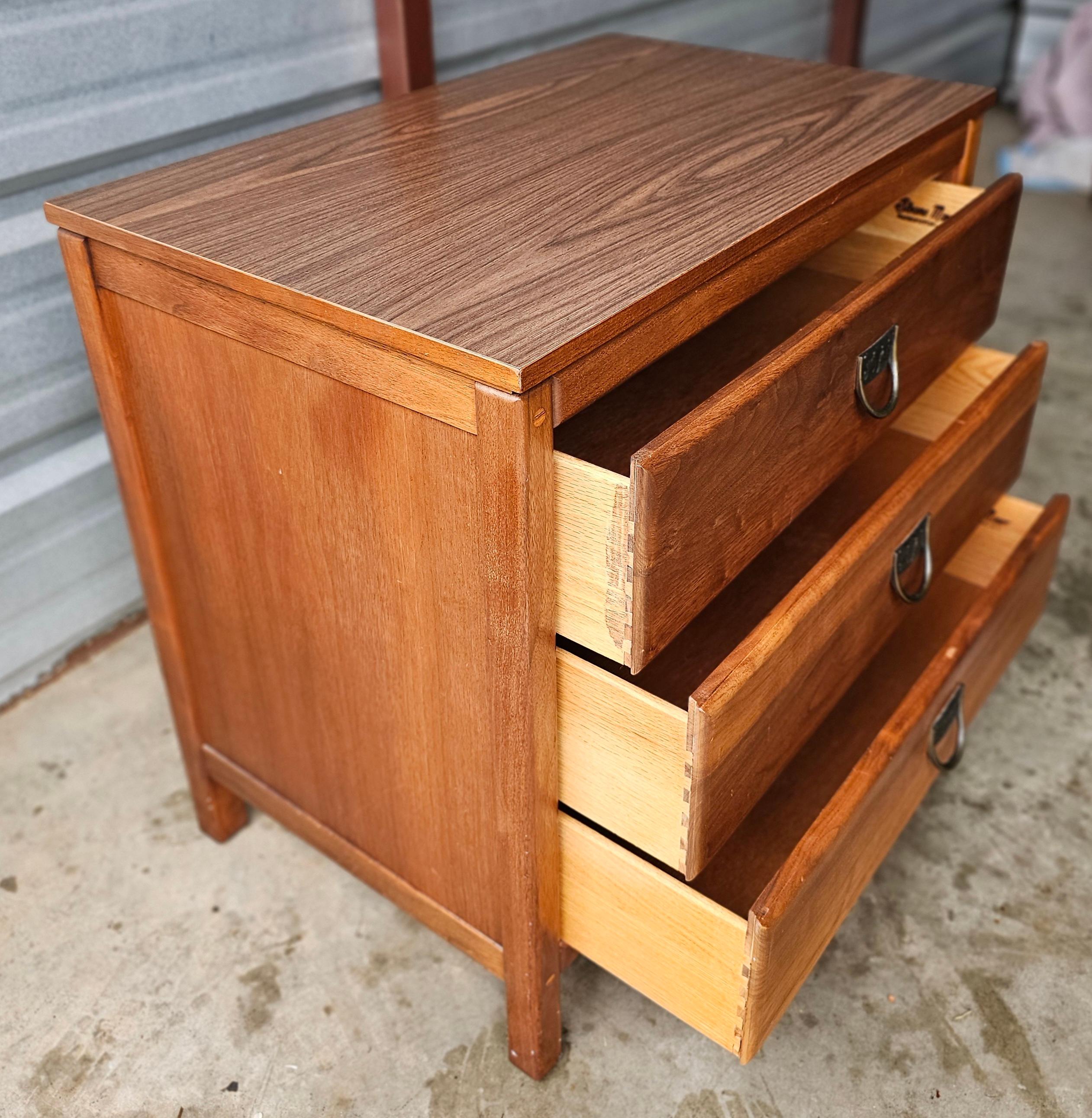 Sloane Mayer, Washington DC, Mid-Century-Schrank/Beistellkommode aus Nussbaumholz mit drei Schubladen, Sloane (Gebeizt) im Angebot