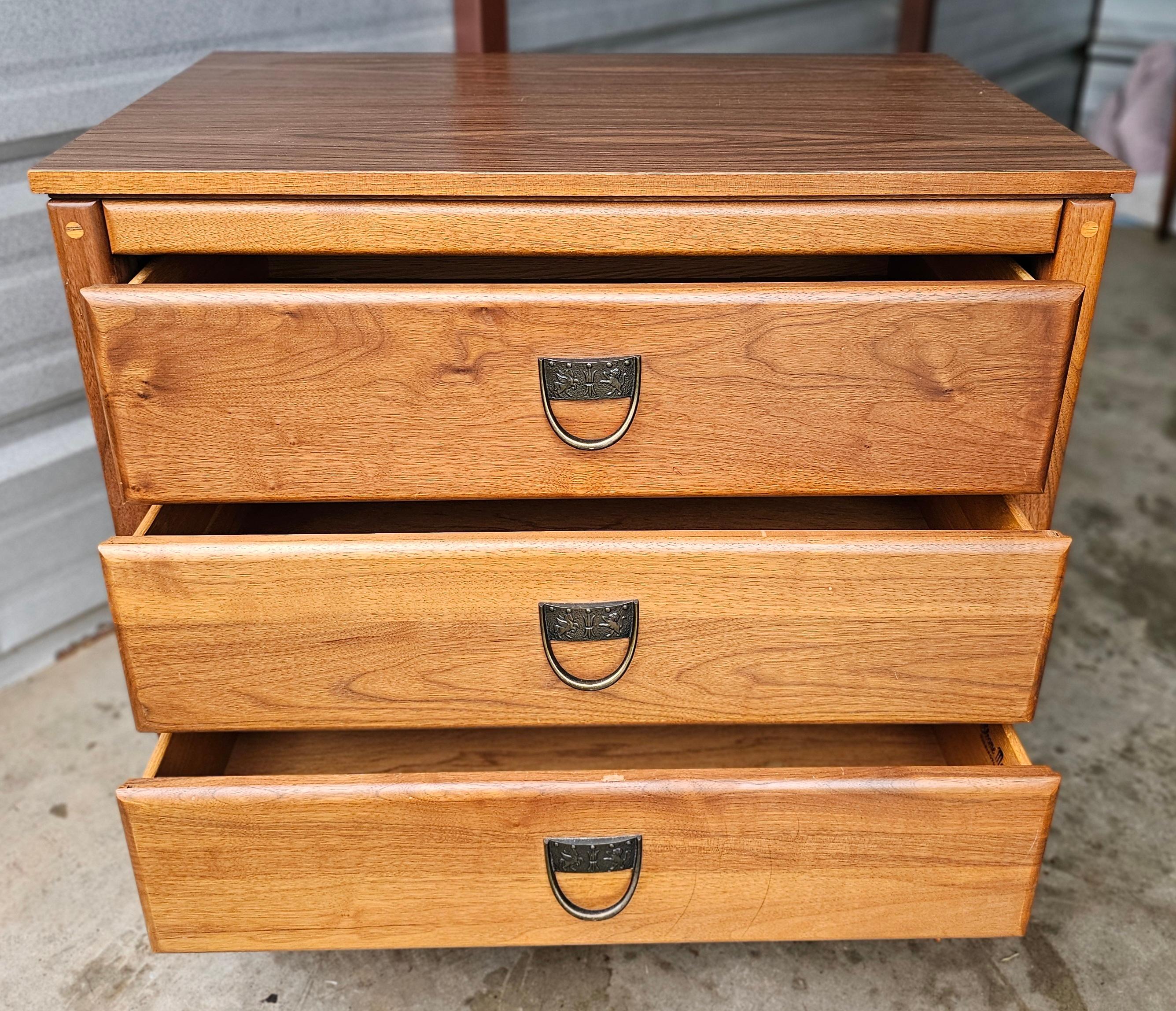Sloane Mayer, Washington DC, Mid-Century-Schrank/Beistellkommode aus Nussbaumholz mit drei Schubladen, Sloane im Zustand „Gut“ im Angebot in Germantown, MD