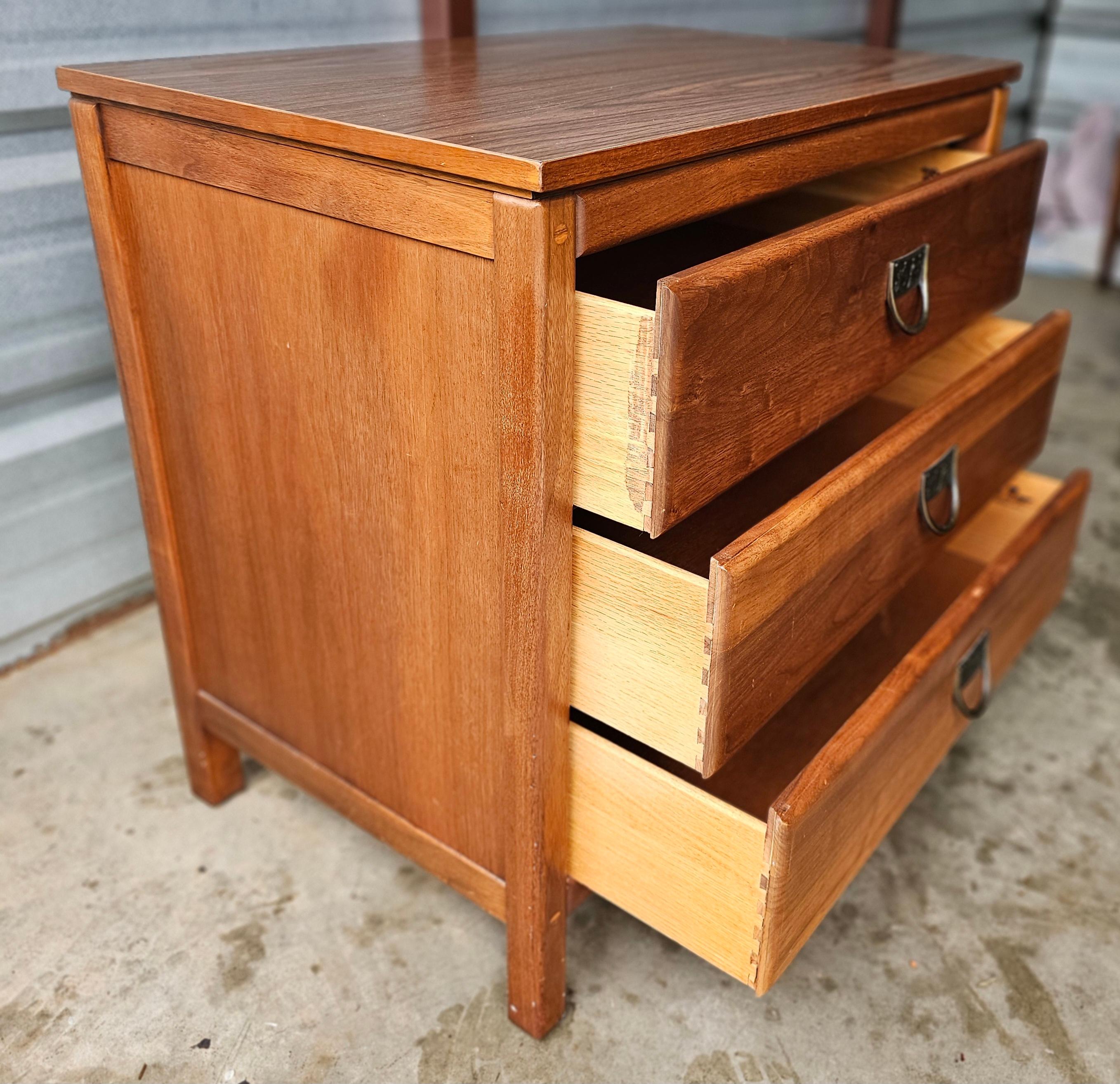Sloane Mayer, Washington DC, Mid-Century-Schrank/Beistellkommode aus Nussbaumholz mit drei Schubladen, Sloane (20. Jahrhundert) im Angebot