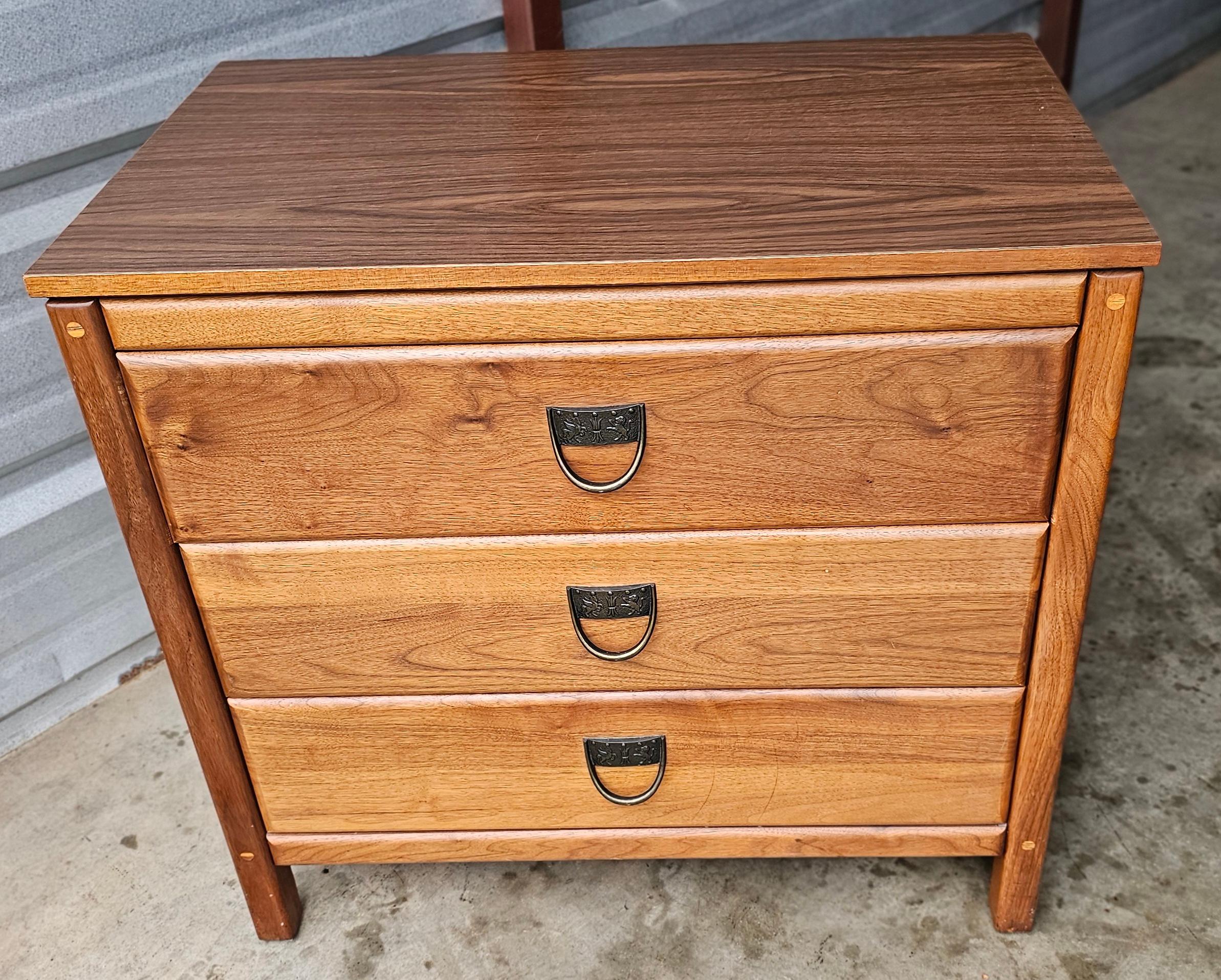 Sloane Mayer, Washington DC, Mid-Century-Schrank/Beistellkommode aus Nussbaumholz mit drei Schubladen, Sloane (Formica) im Angebot