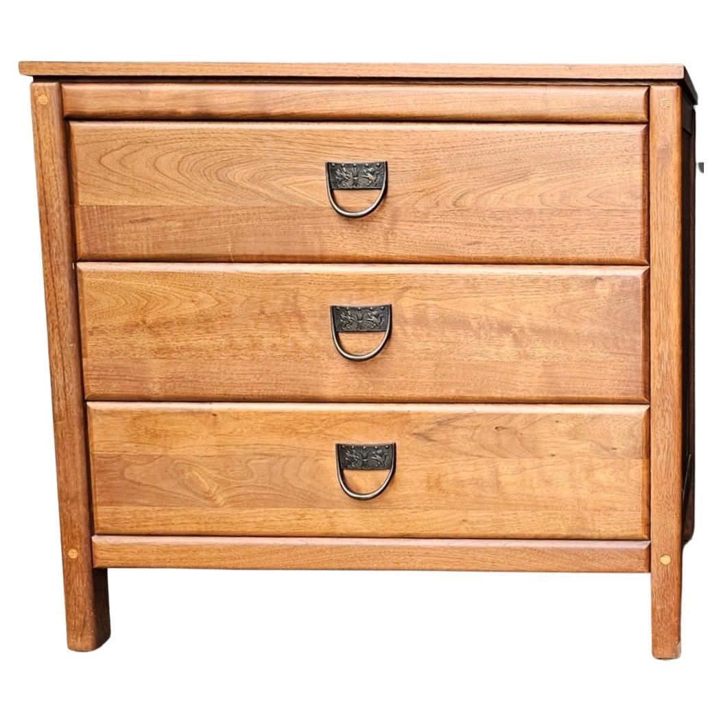 Sloane Mayer, Washington DC, Mid-Century-Schrank/Beistellkommode aus Nussbaumholz mit drei Schubladen, Sloane im Angebot