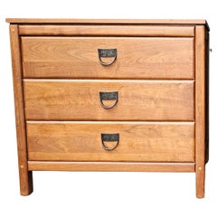 Sloane Mayer, Washington DC, Mid-Century-Schrank/Beistellkommode aus Nussbaumholz mit drei Schubladen, Sloane