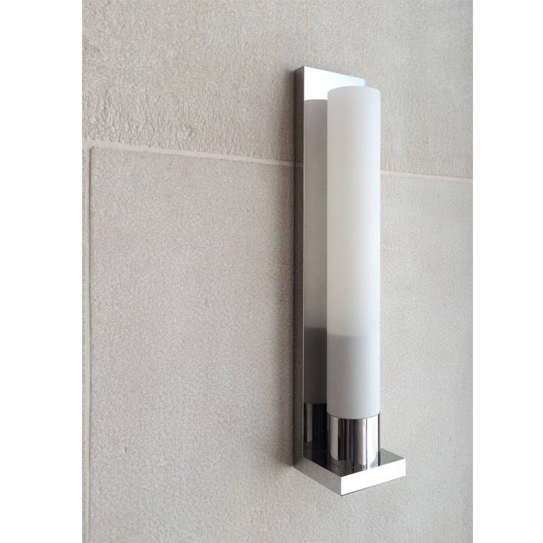 The Sloane sconce by Marian Jamieson is simplicity itself. A refined pairing of metal and glass, this fixture works in a broad range of environments. The metal is available in a variety of fine finishes, each of which reflects the consummate skill