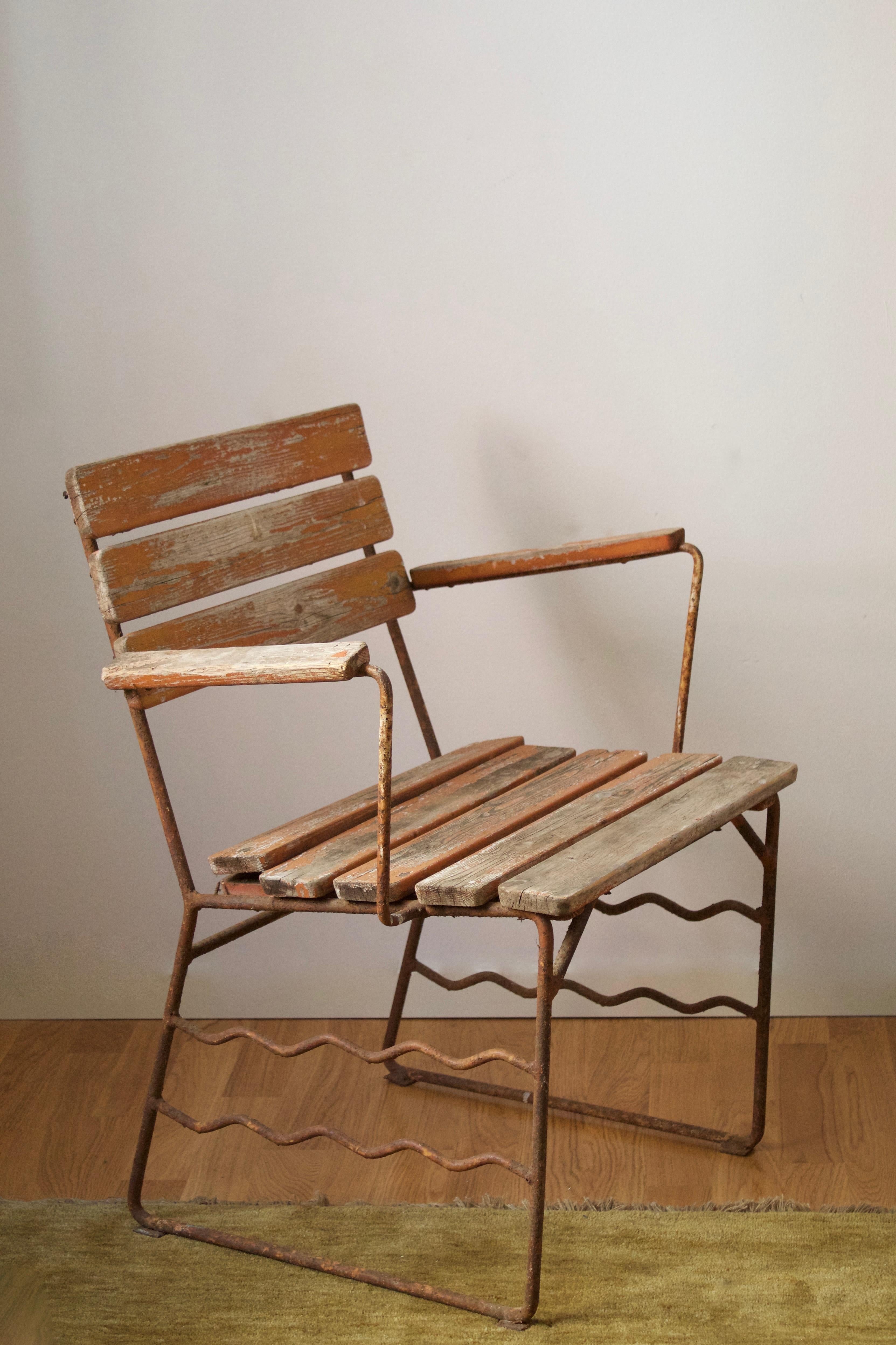 An armchair / side chair / garden chair. Designed and produced by Slöjdprodukter Bjärnum, Sweden, 1940s. 

In painted iron and painted wood. 

See listing LU3228124053422 for a matching chair.
  