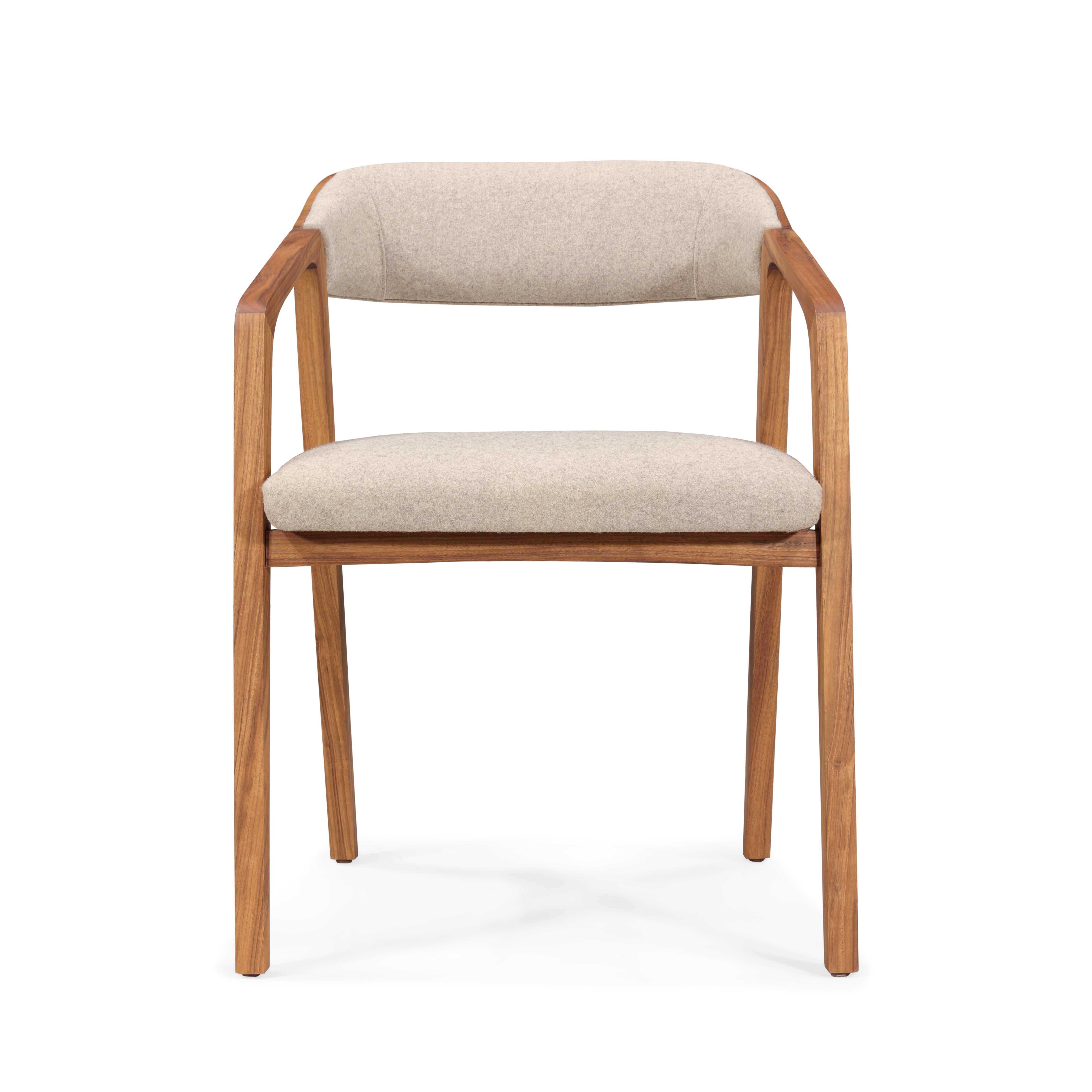 The Slomo chair is based on the principles of the idea of chair that is familiar to us, combining different details that revive the memory of shapes from 20th century designs. Designed to be pleasing to the eye with its fluid shapes when viewed from