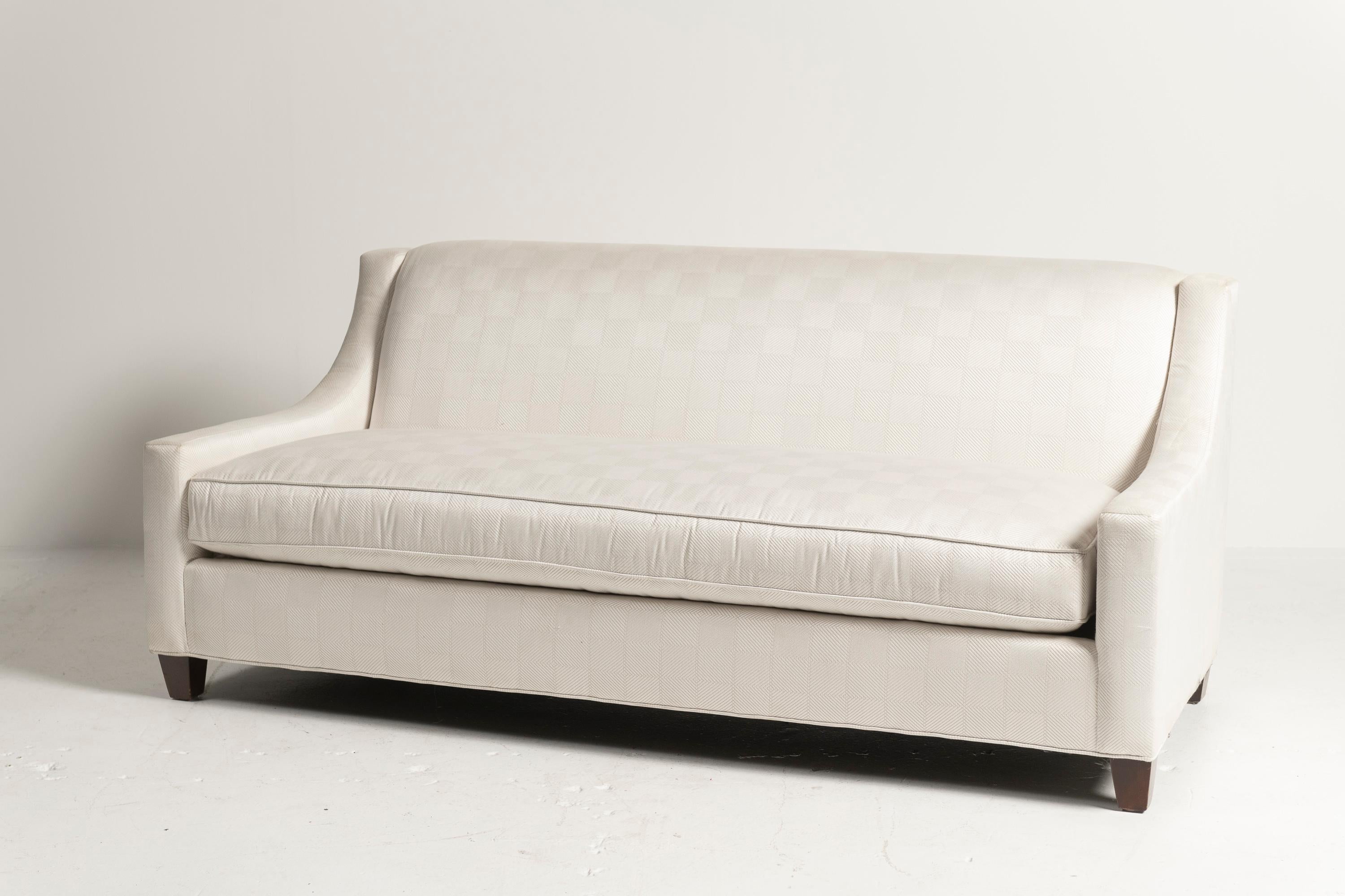 Moderne Sofa Slope, tapissé de soie à motifs beiges, Baker Furniture en vente