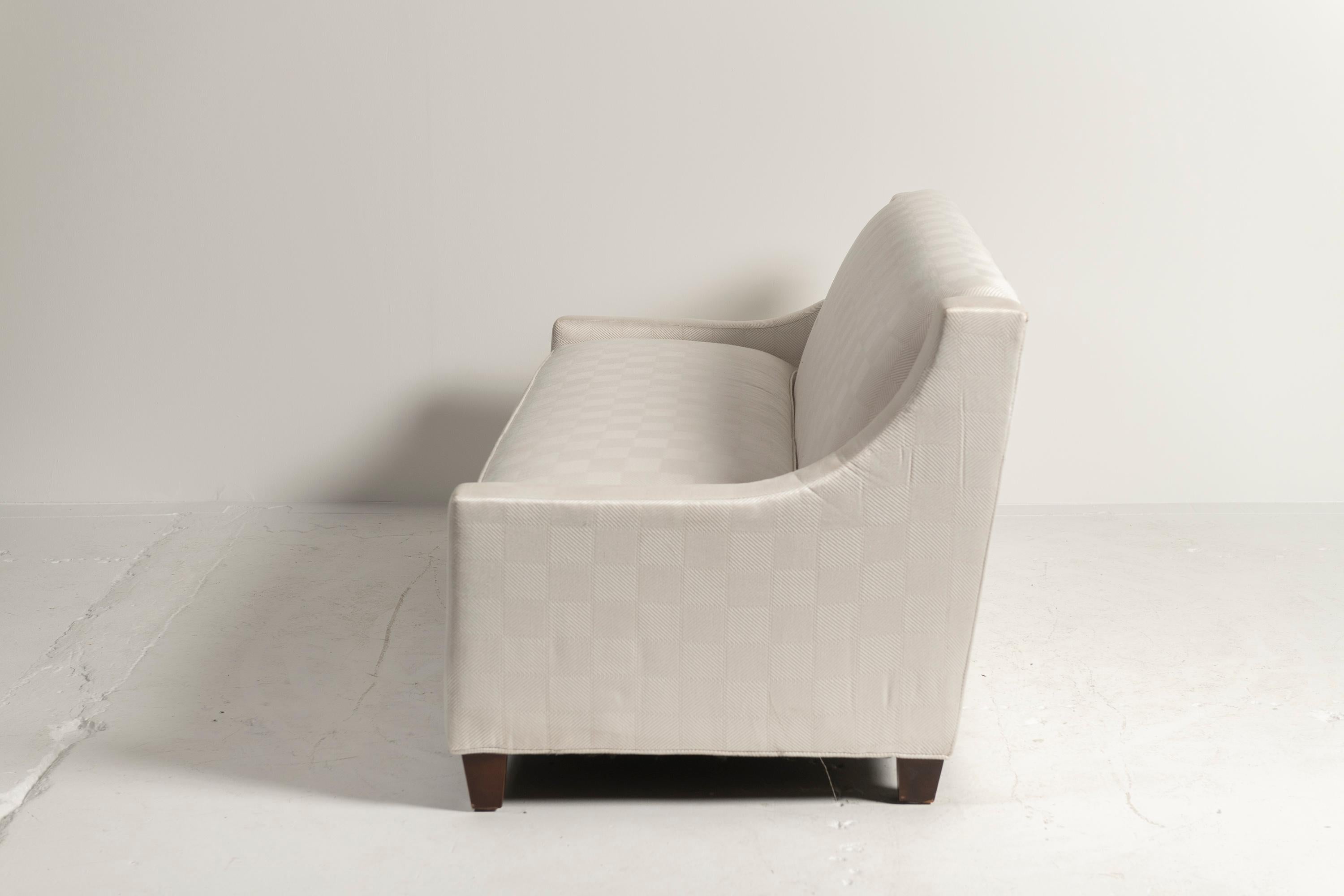 Américain Sofa Slope, tapissé de soie à motifs beiges, Baker Furniture en vente